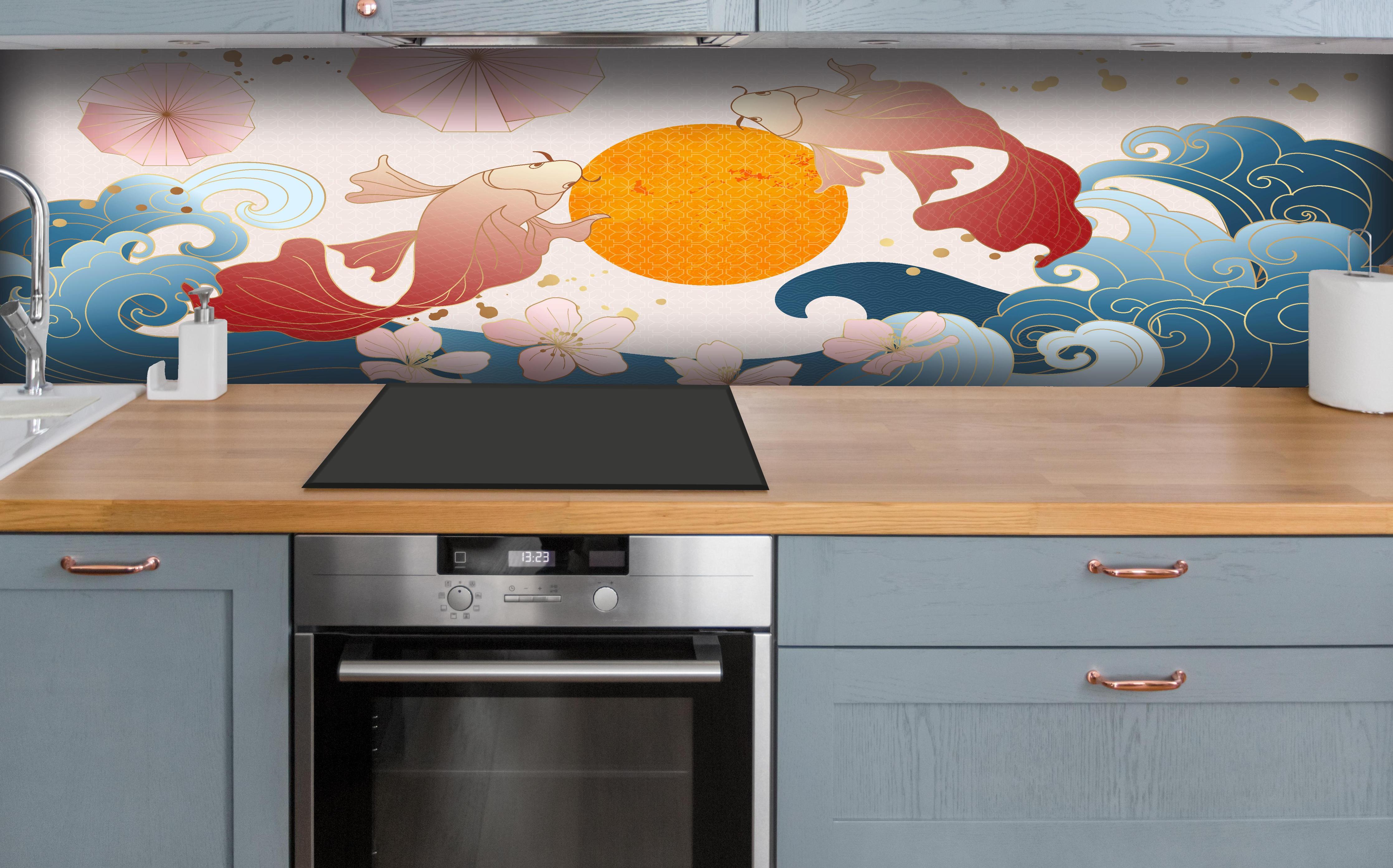 Küche - Koi Fische Kunstwerk mit Sonne hinter weißen Hochglanz-Küchenregalen und schwarzem Wasserhahn