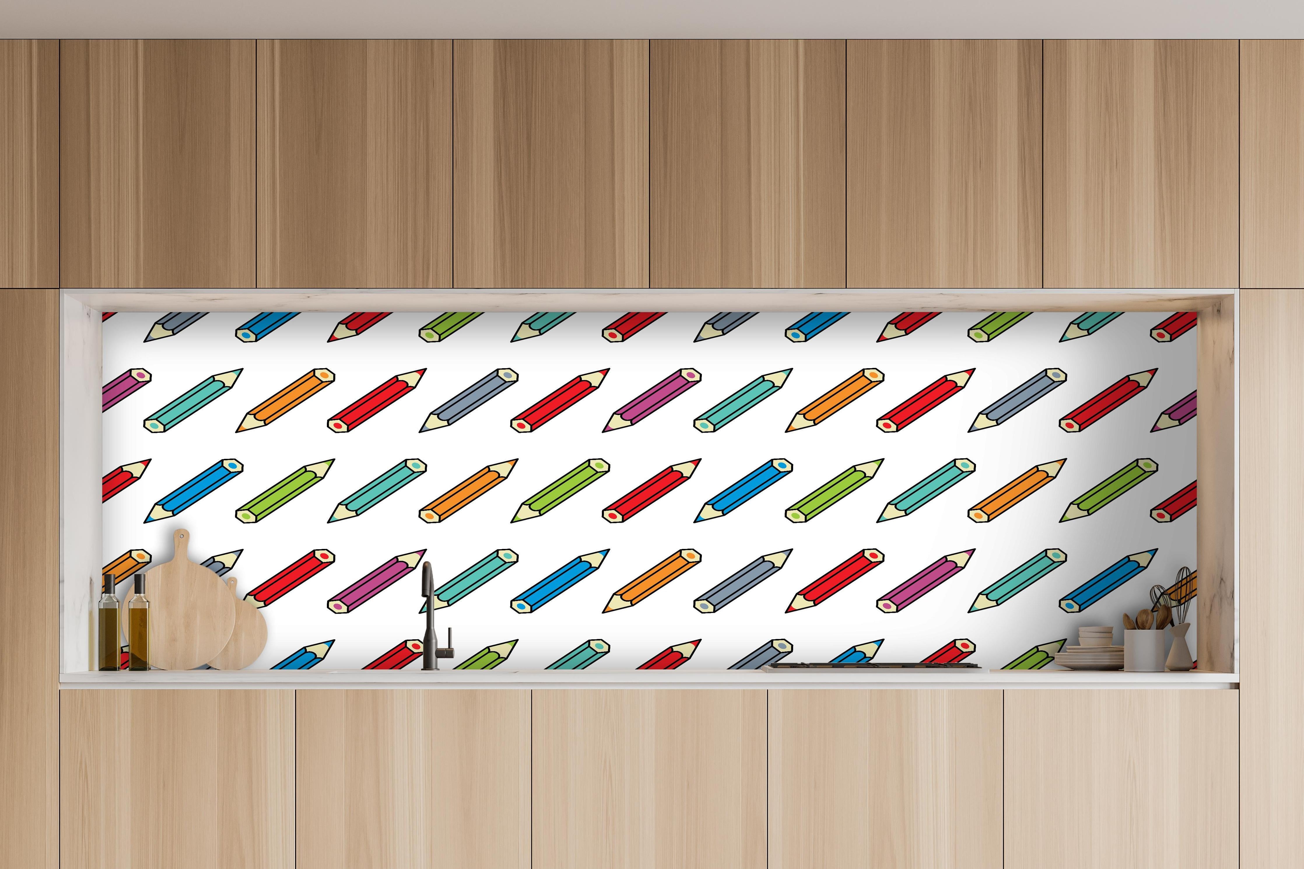 Küche - Kreative Bleistiftzeichnung Kunstdruck Muster hinter weißen Hochglanz-Küchenregalen und schwarzem Wasserhahn