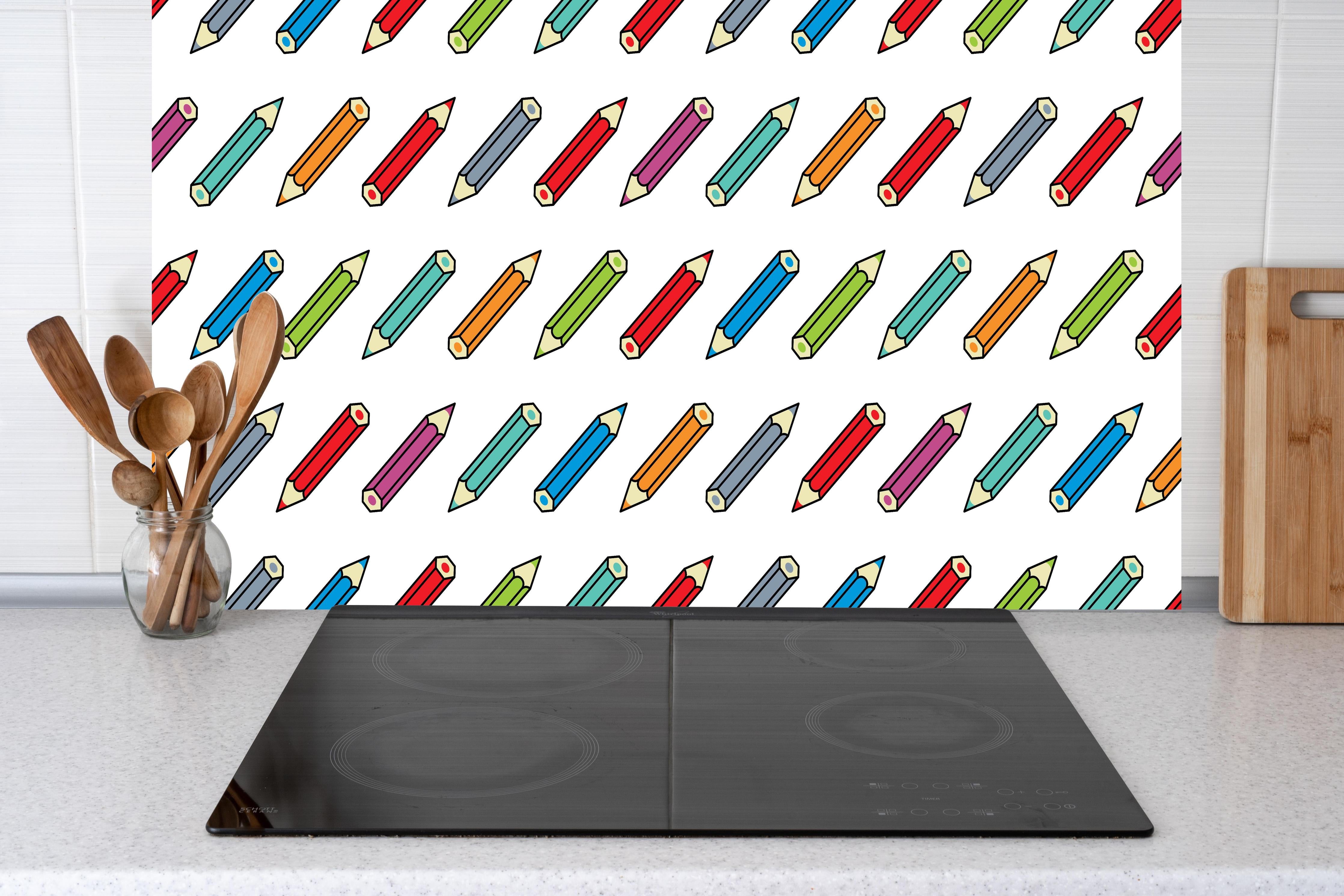 Küche - Kreative Bleistiftzeichnung Kunstdruck Muster hinter weißen Hochglanz-Küchenregalen und schwarzem Wasserhahn