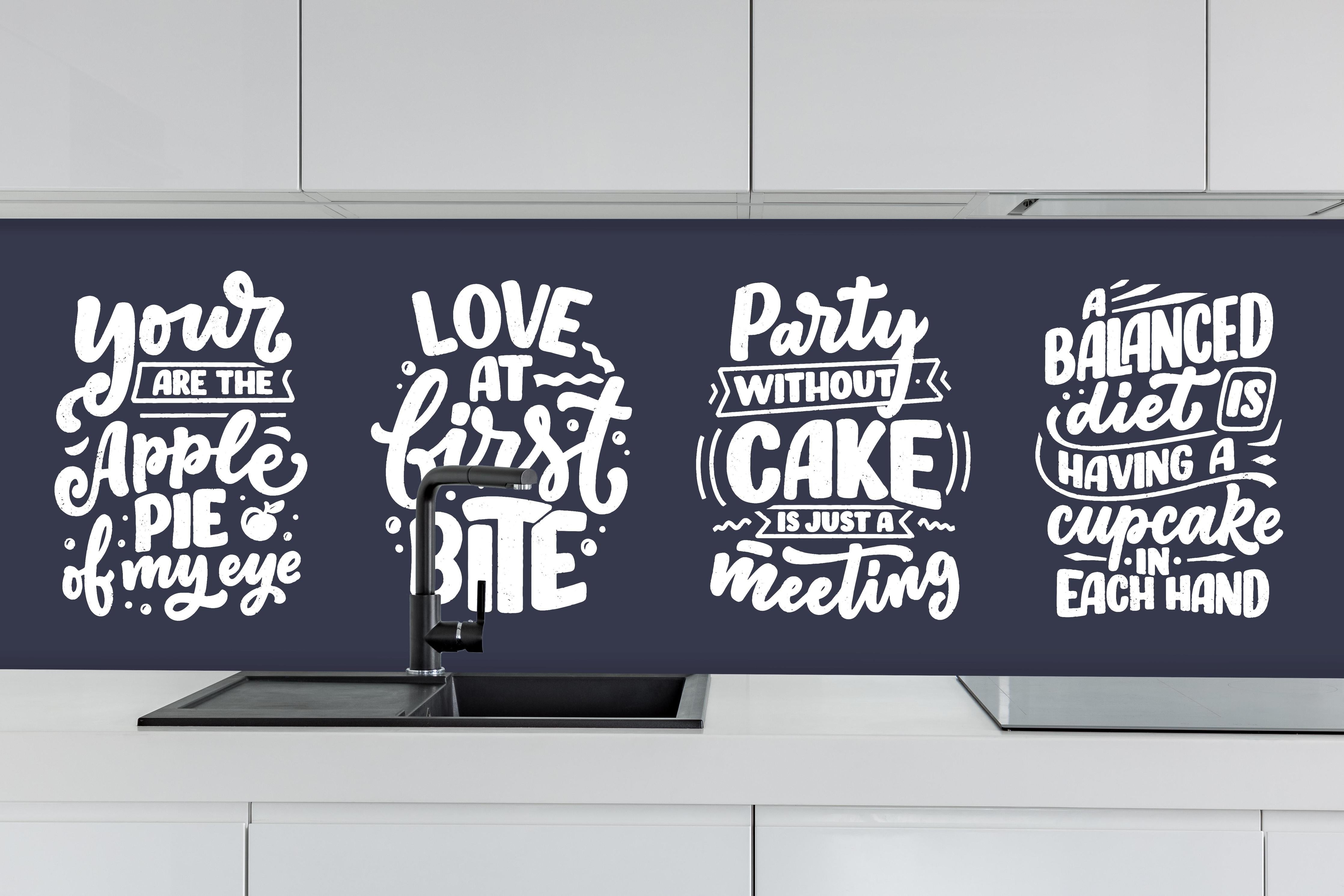 Küche - Kreative Handlettering Spruchsammlung Kunst hinter weißen Hochglanz-Küchenregalen und schwarzem Wasserhahn