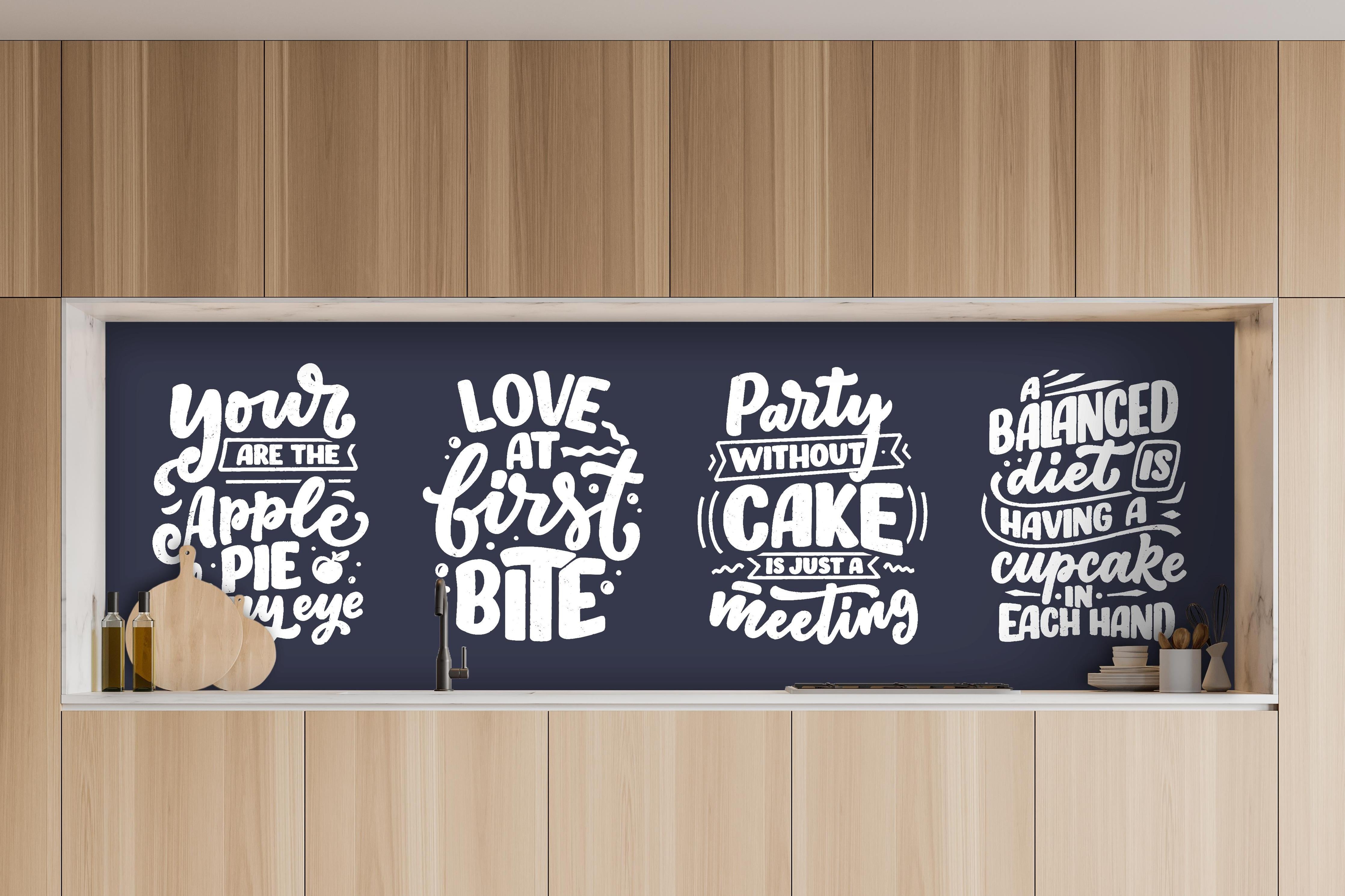 Küche - Kreative Handlettering Spruchsammlung Kunst hinter weißen Hochglanz-Küchenregalen und schwarzem Wasserhahn