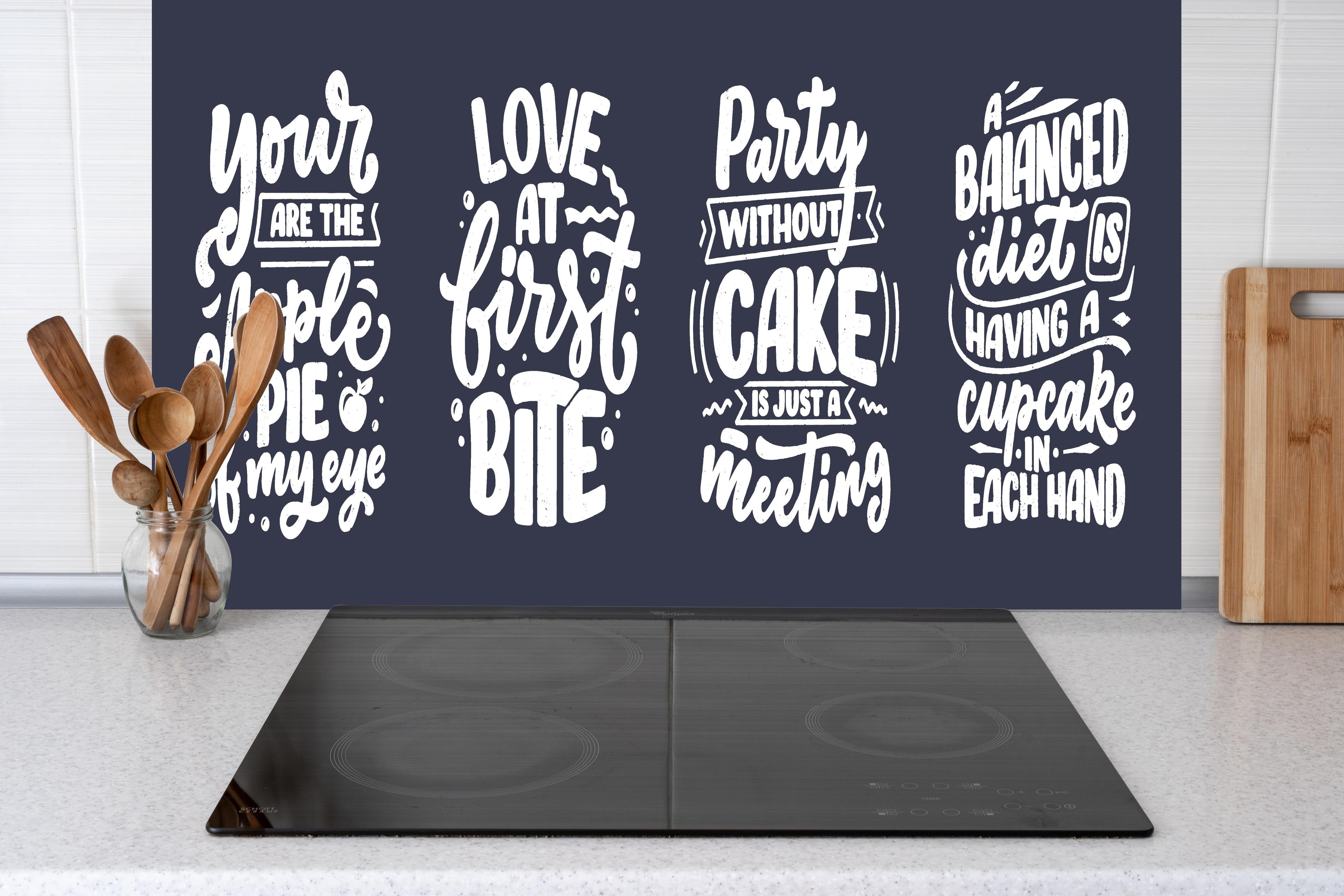 Küche - Kreative Handlettering Spruchsammlung Kunst hinter weißen Hochglanz-Küchenregalen und schwarzem Wasserhahn