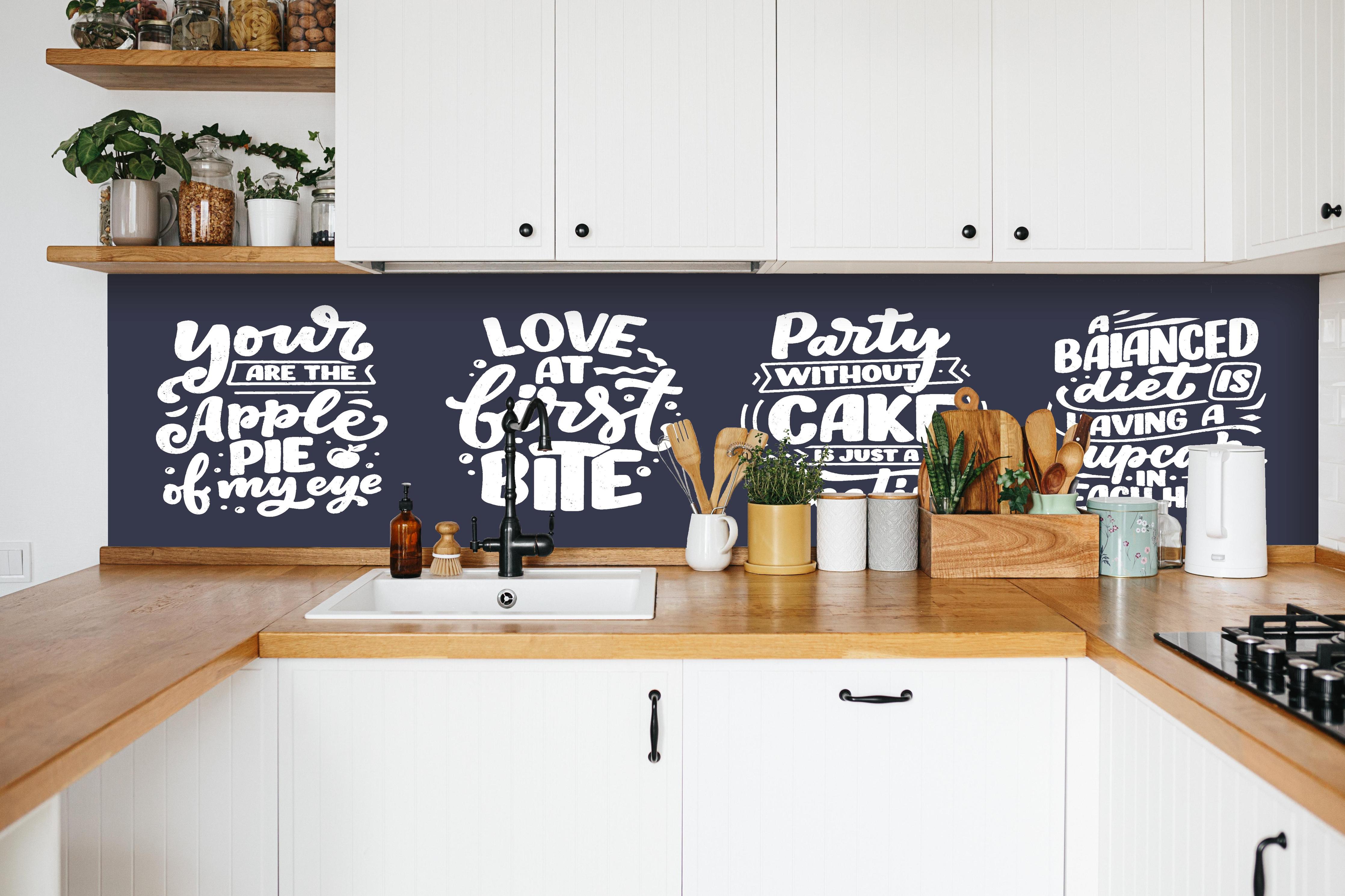 Küche - Kreative Handlettering Spruchsammlung Kunst hinter weißen Hochglanz-Küchenregalen und schwarzem Wasserhahn