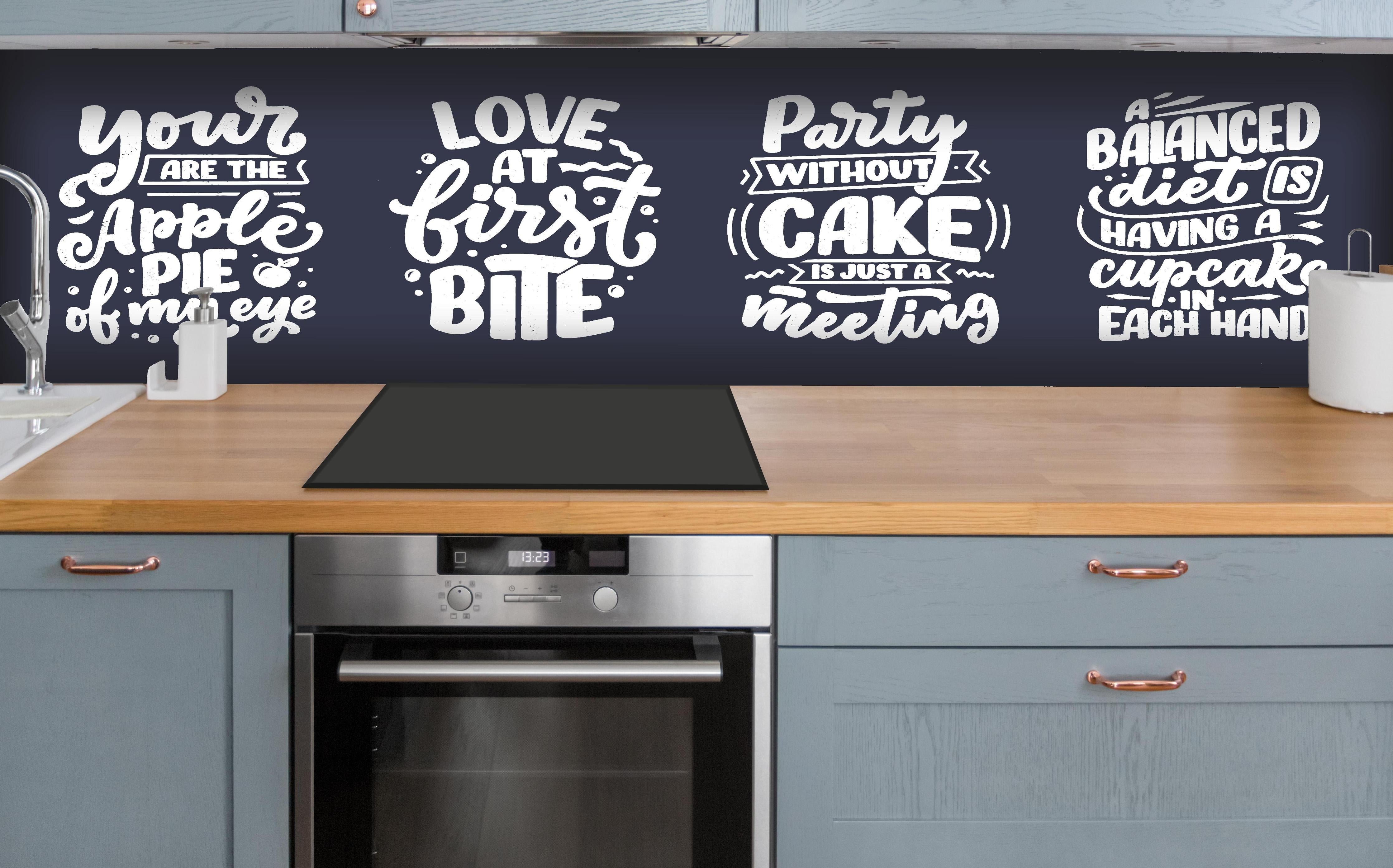 Küche - Kreative Handlettering Spruchsammlung Kunst hinter weißen Hochglanz-Küchenregalen und schwarzem Wasserhahn