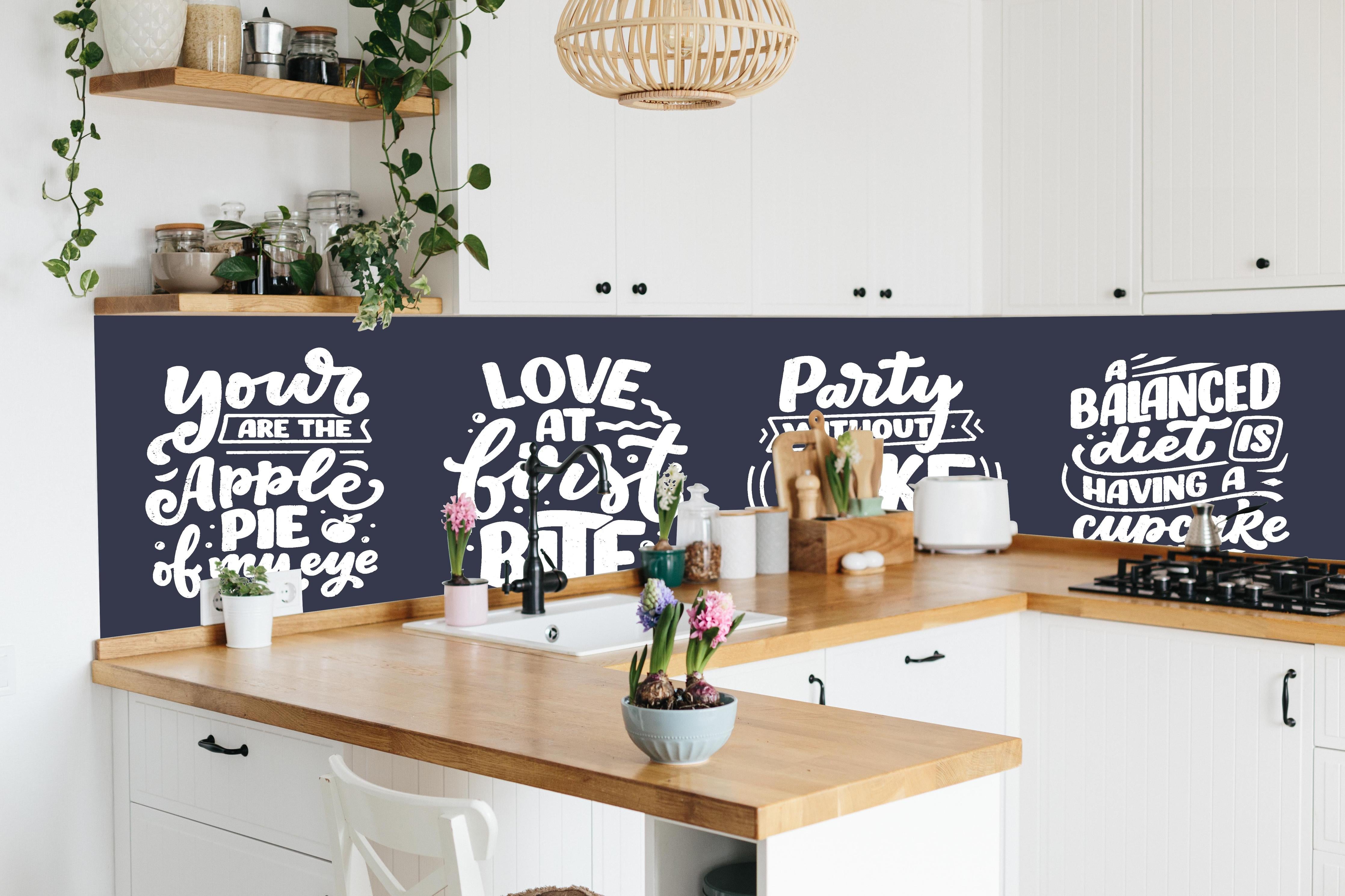 Küche - Kreative Handlettering Spruchsammlung Kunst hinter weißen Hochglanz-Küchenregalen und schwarzem Wasserhahn