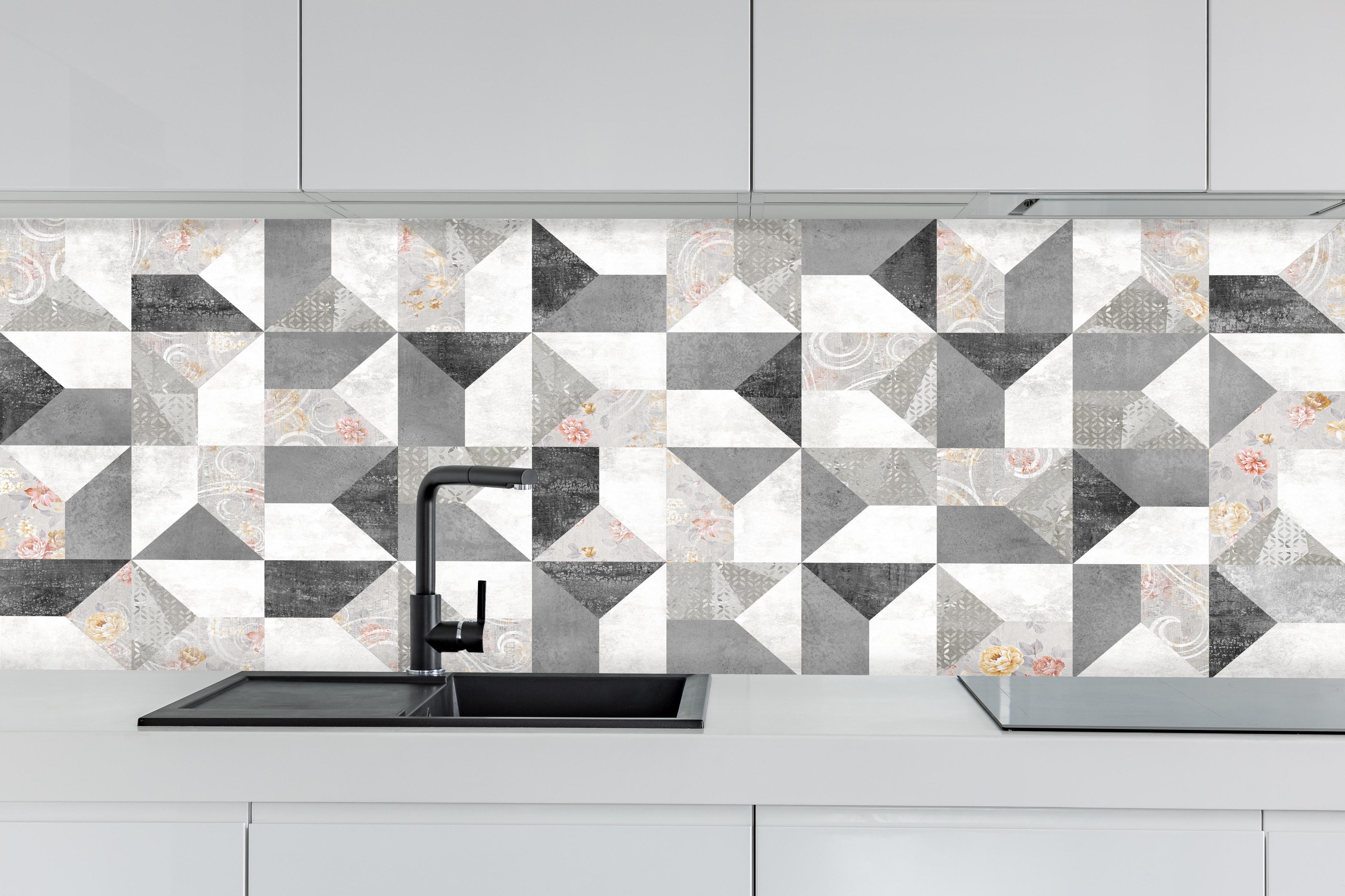 Küche - Kreatives Fliesenmuster hinter weißen Hochglanz-Küchenregalen und schwarzem Wasserhahn