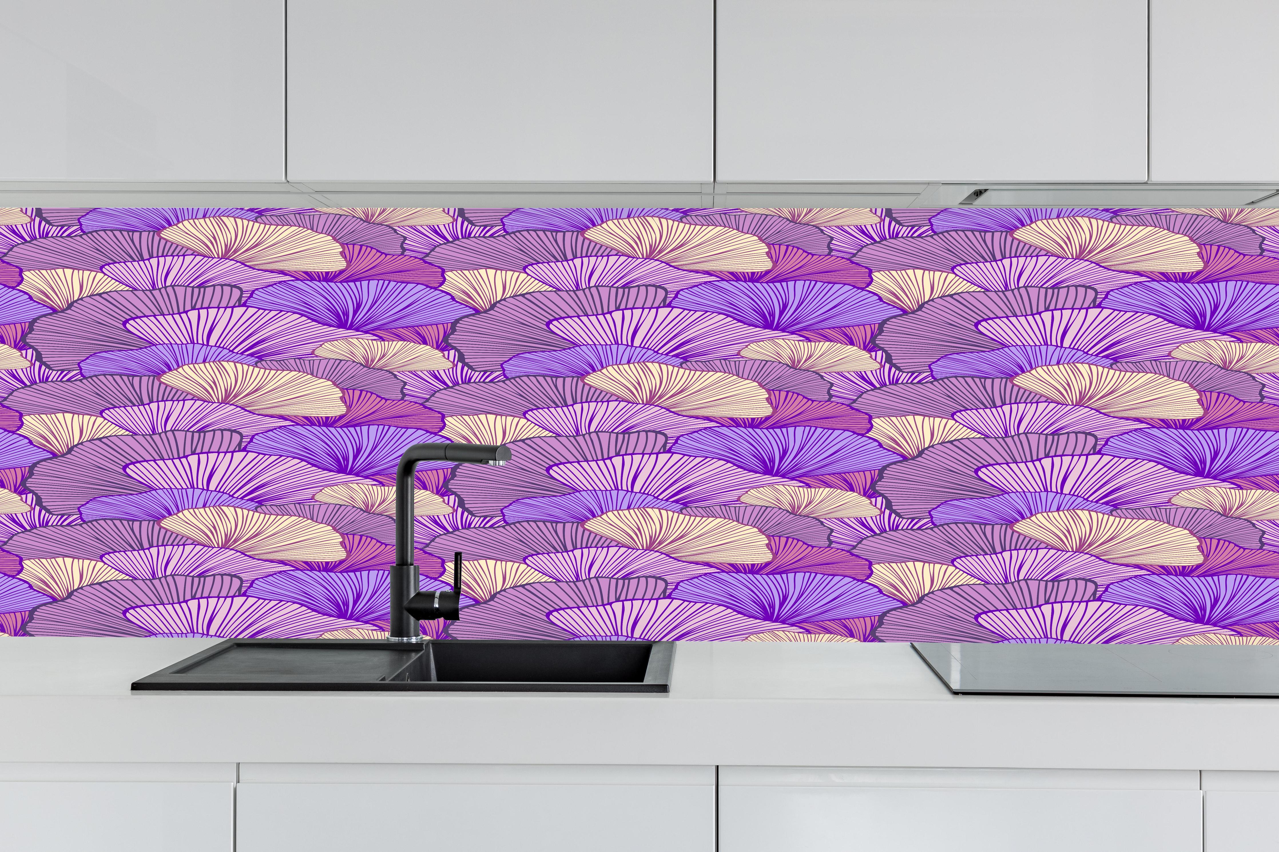 Küche - Abstrakte Muscheln in Lila hinter weißen Hochglanz-Küchenregalen und schwarzem Wasserhahn