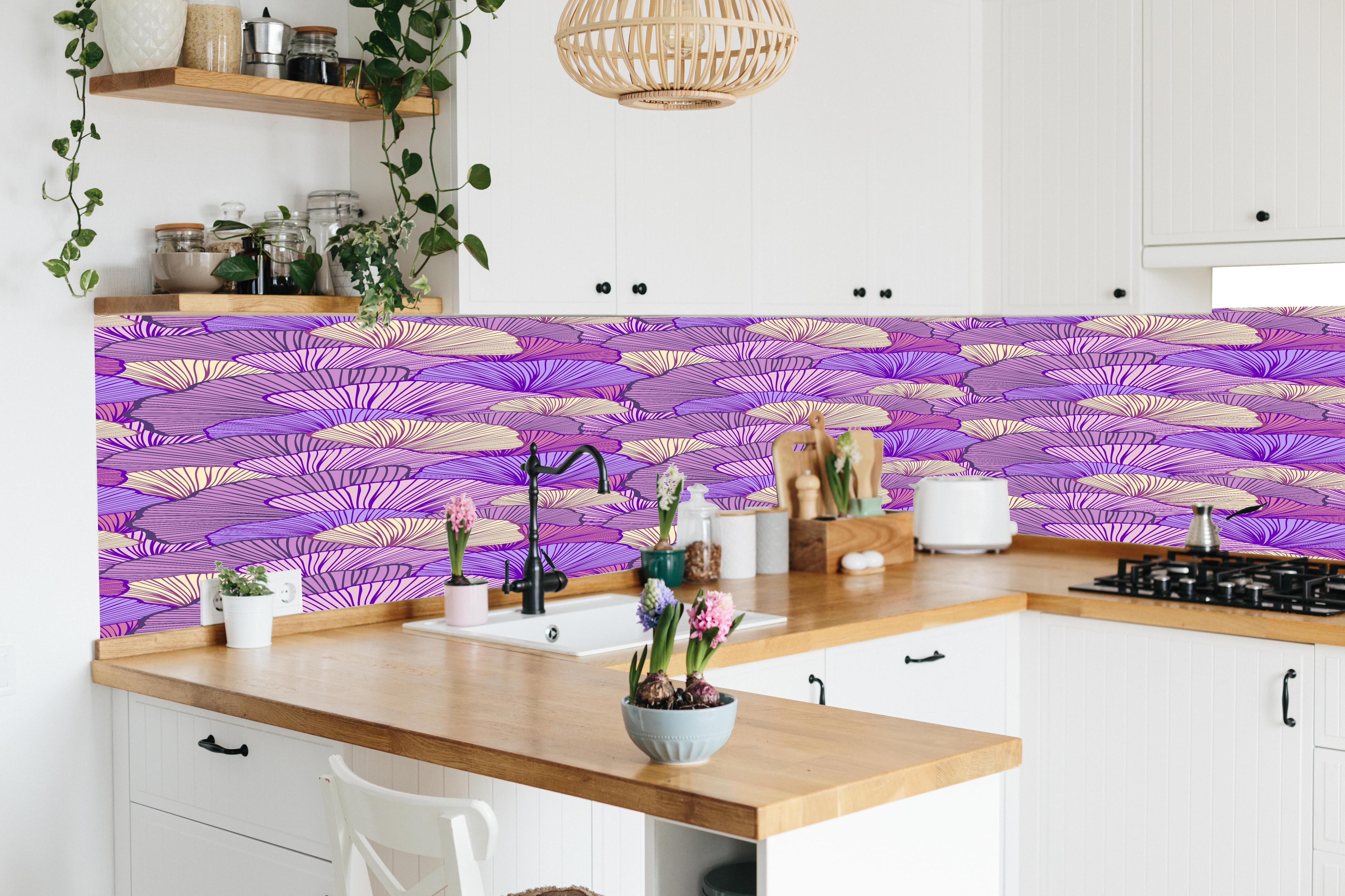 Küche - Abstrakte Muscheln in Lila in lebendiger Küche mit bunten Blumen