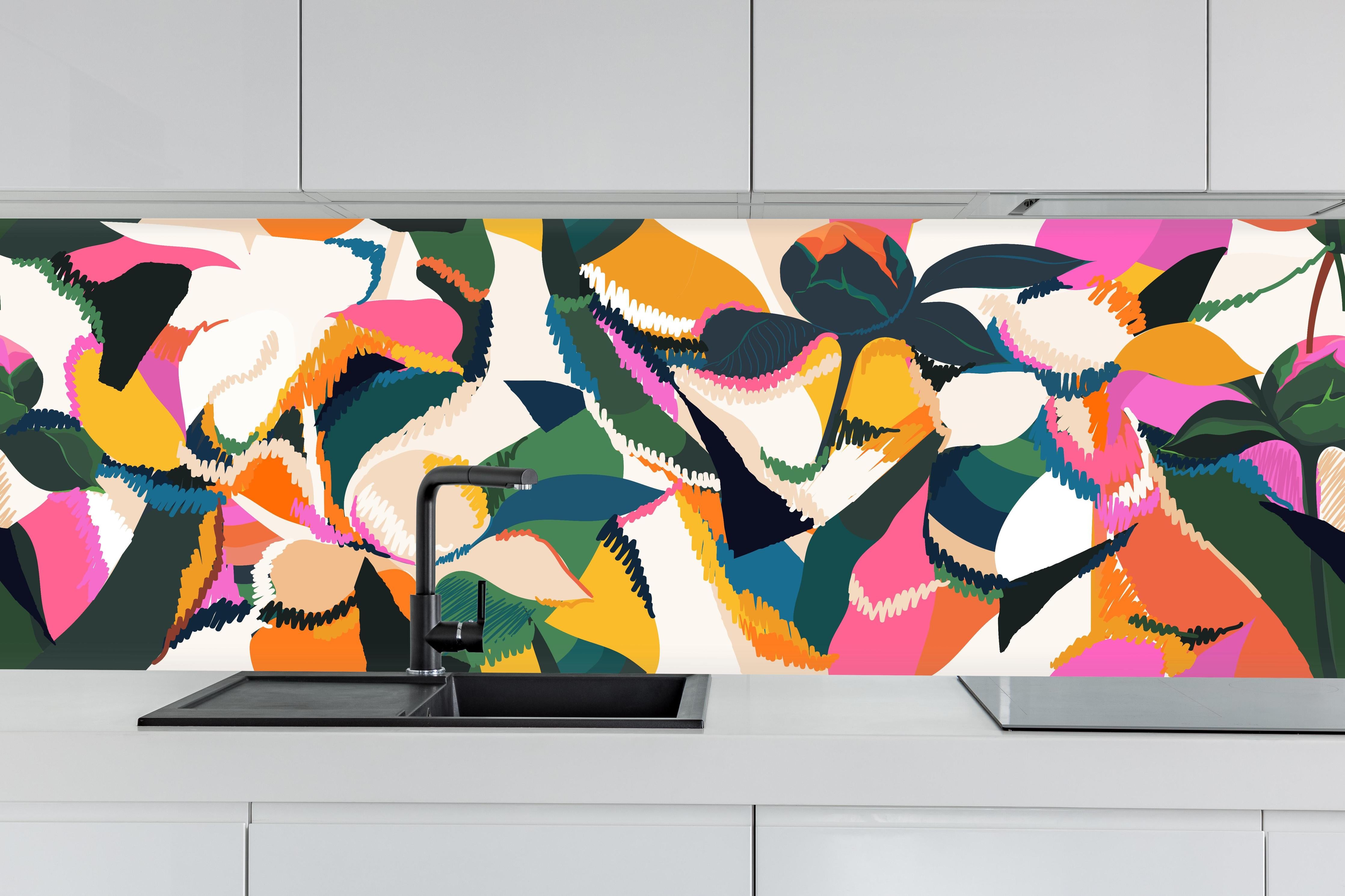 Küche - Abstrakte Tropische Blumen Pink-Orange hinter weißen Hochglanz-Küchenregalen und schwarzem Wasserhahn