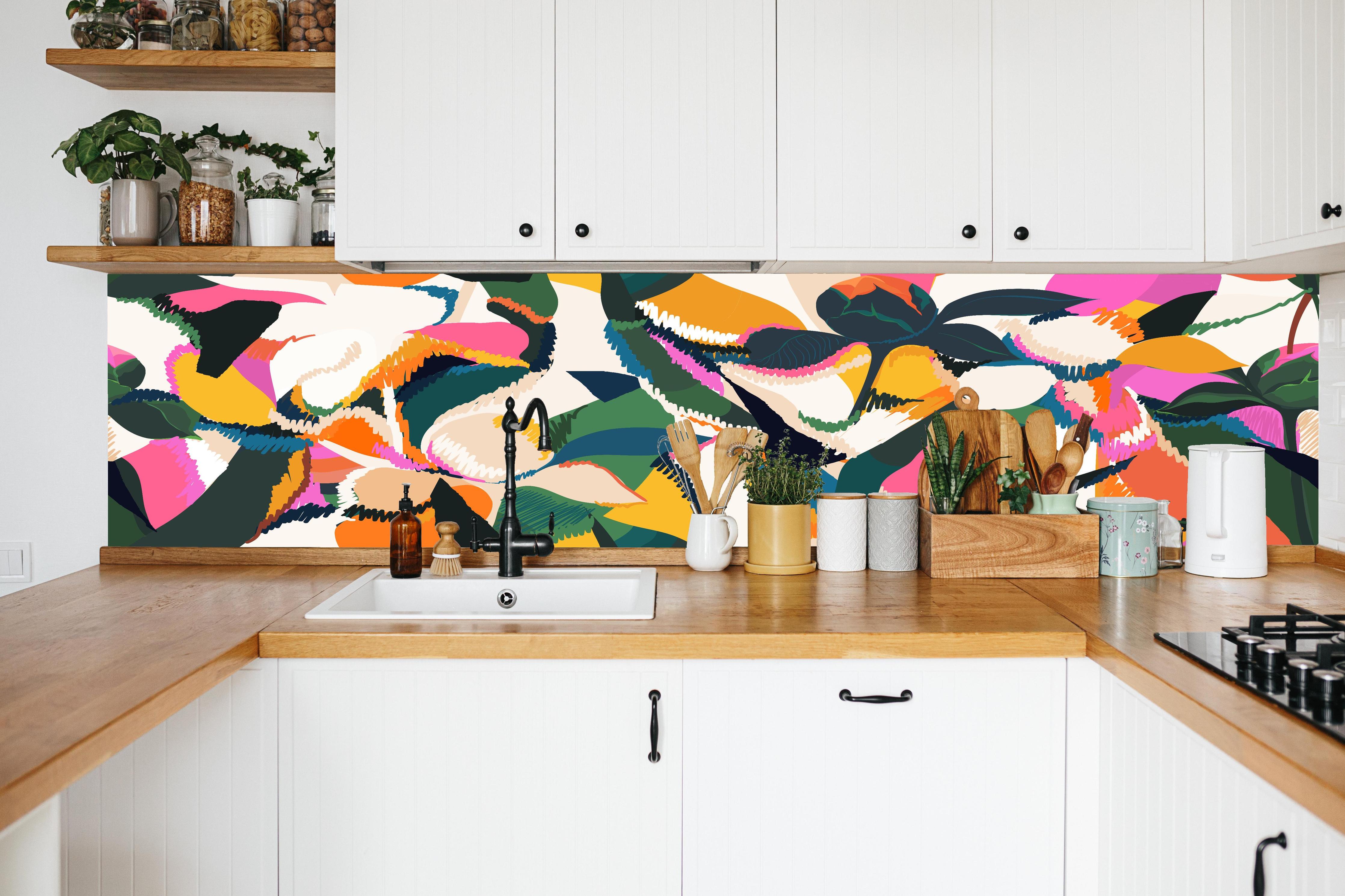 Küche - Abstrakte Tropische Blumen Pink-Orange in weißer Küche hinter Gewürzen und Kochlöffeln aus Holz