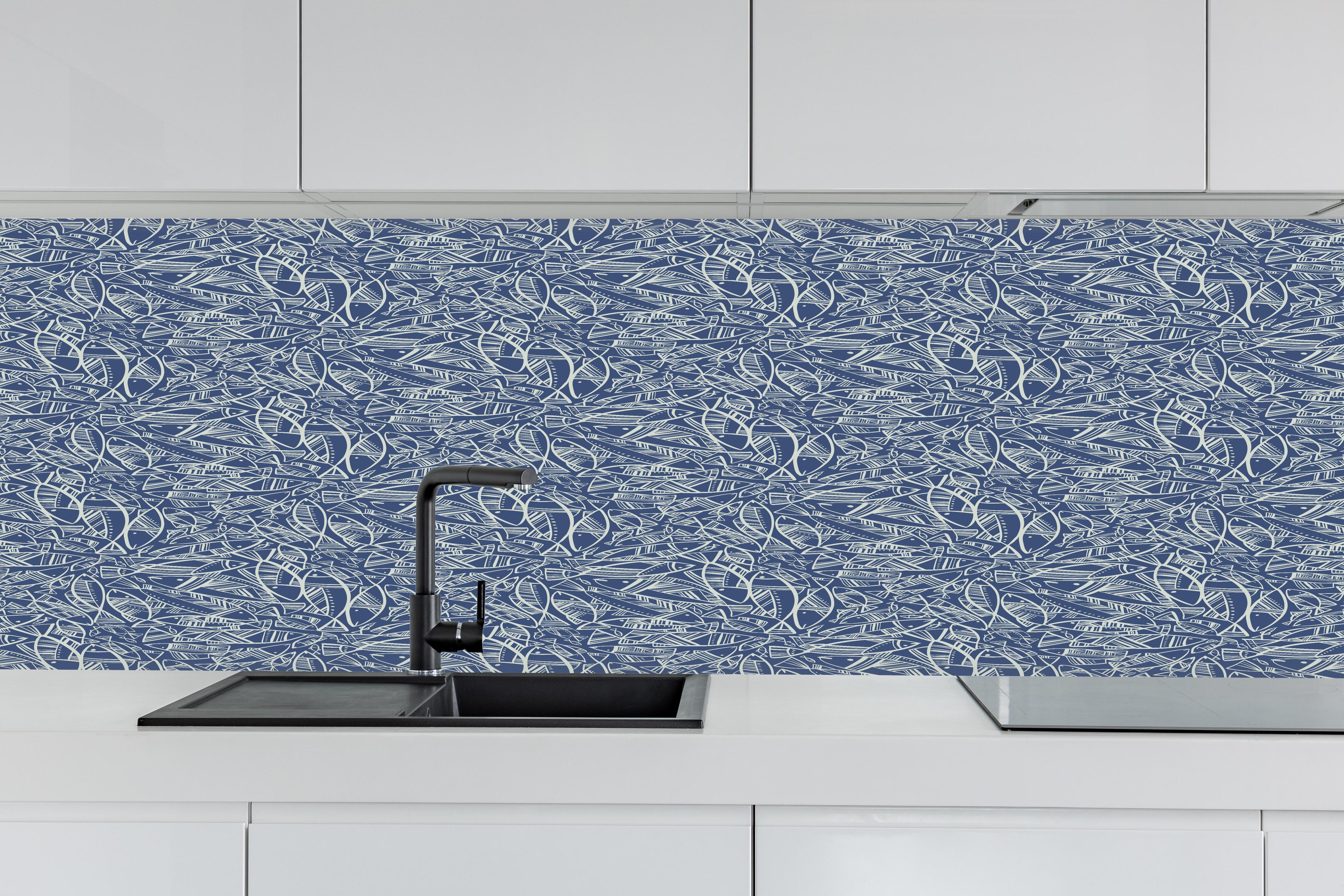 Küche - Abstraktes Fischmuster Blau hinter weißen Hochglanz-Küchenregalen und schwarzem Wasserhahn