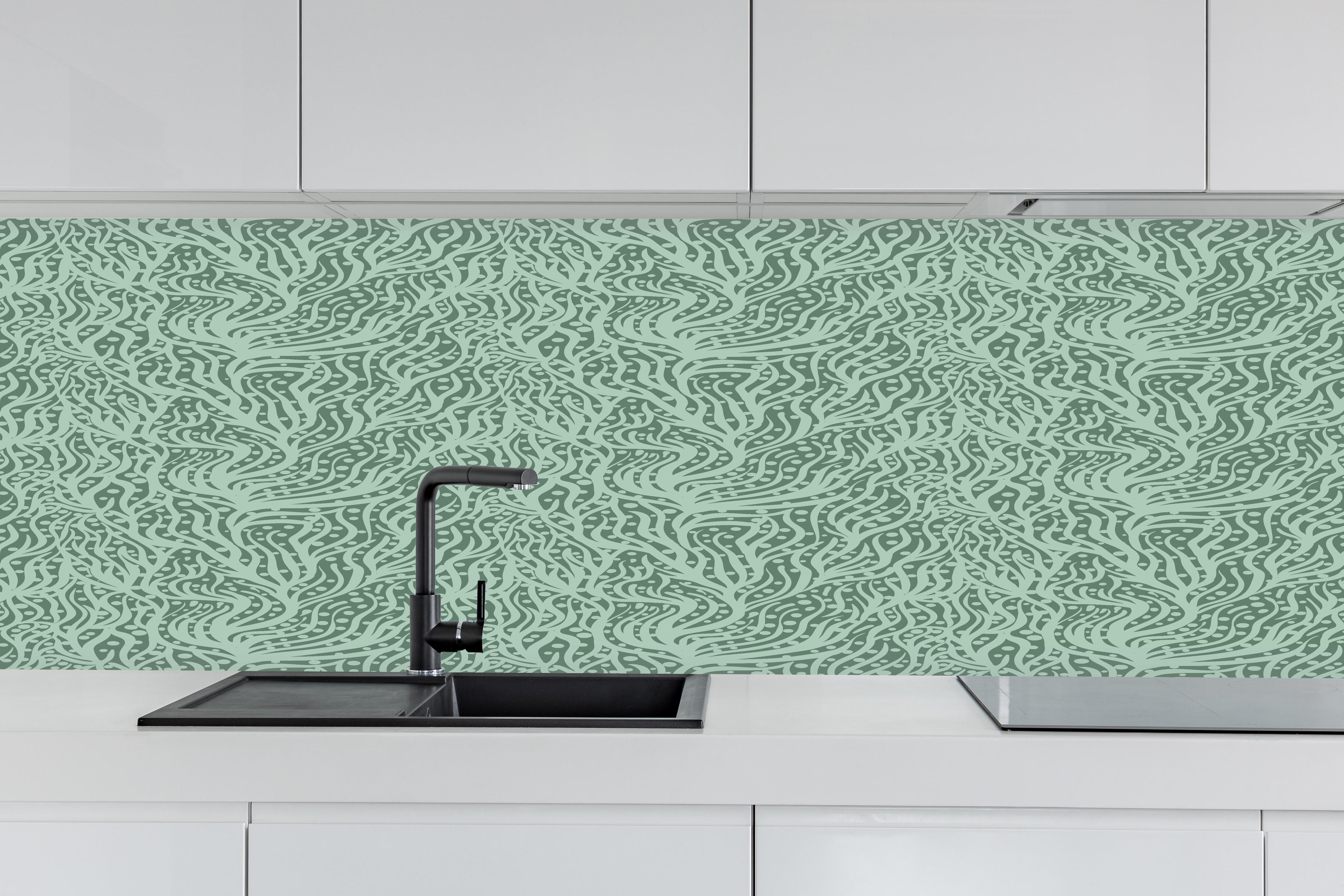 Küche - Abstraktes Korallenmuster Grün-Türkis hinter weißen Hochglanz-Küchenregalen und schwarzem Wasserhahn