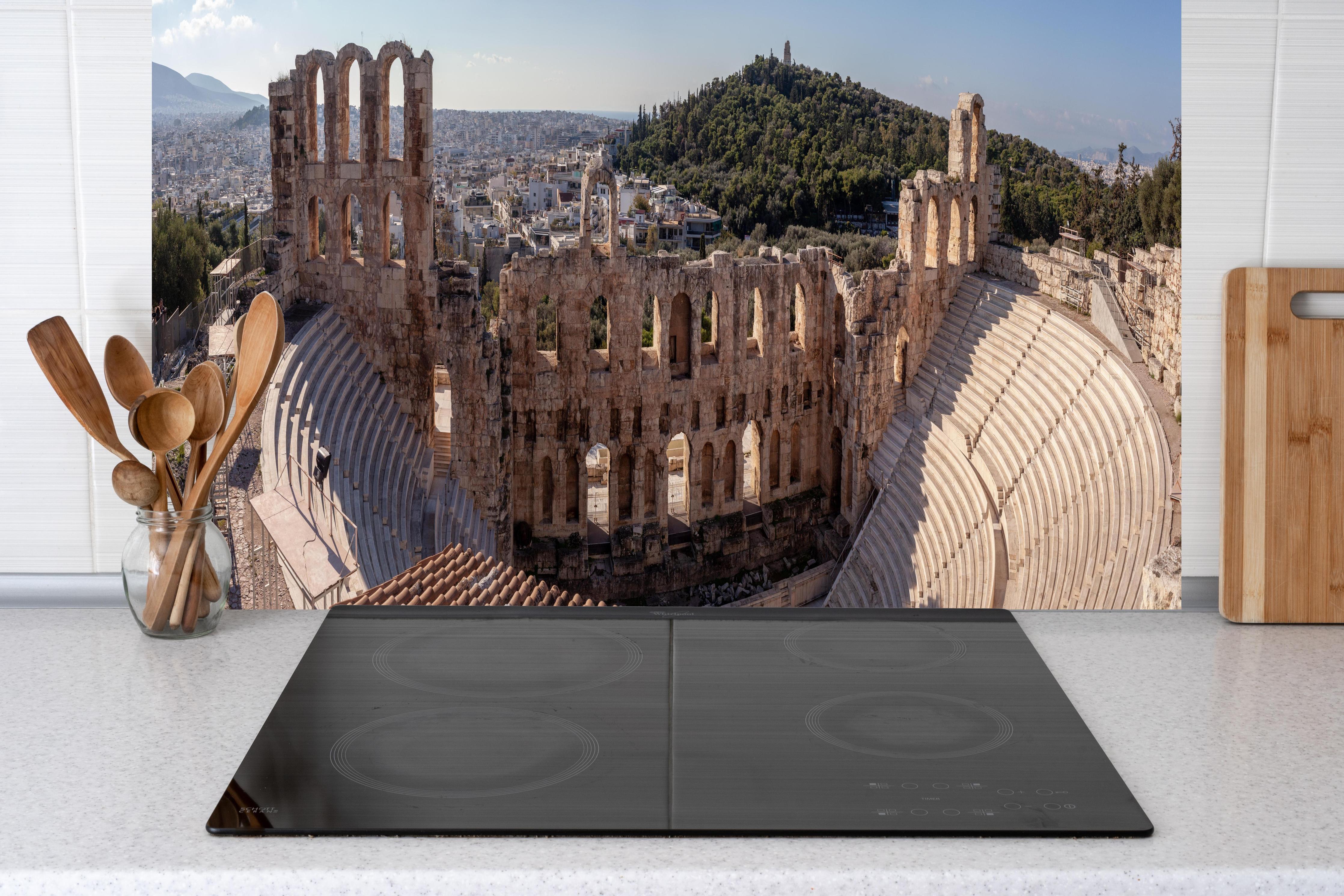 Küche - Akropolis Amphitheater Athen Panorama hinter Cerankochfeld und Holz-Kochutensilien