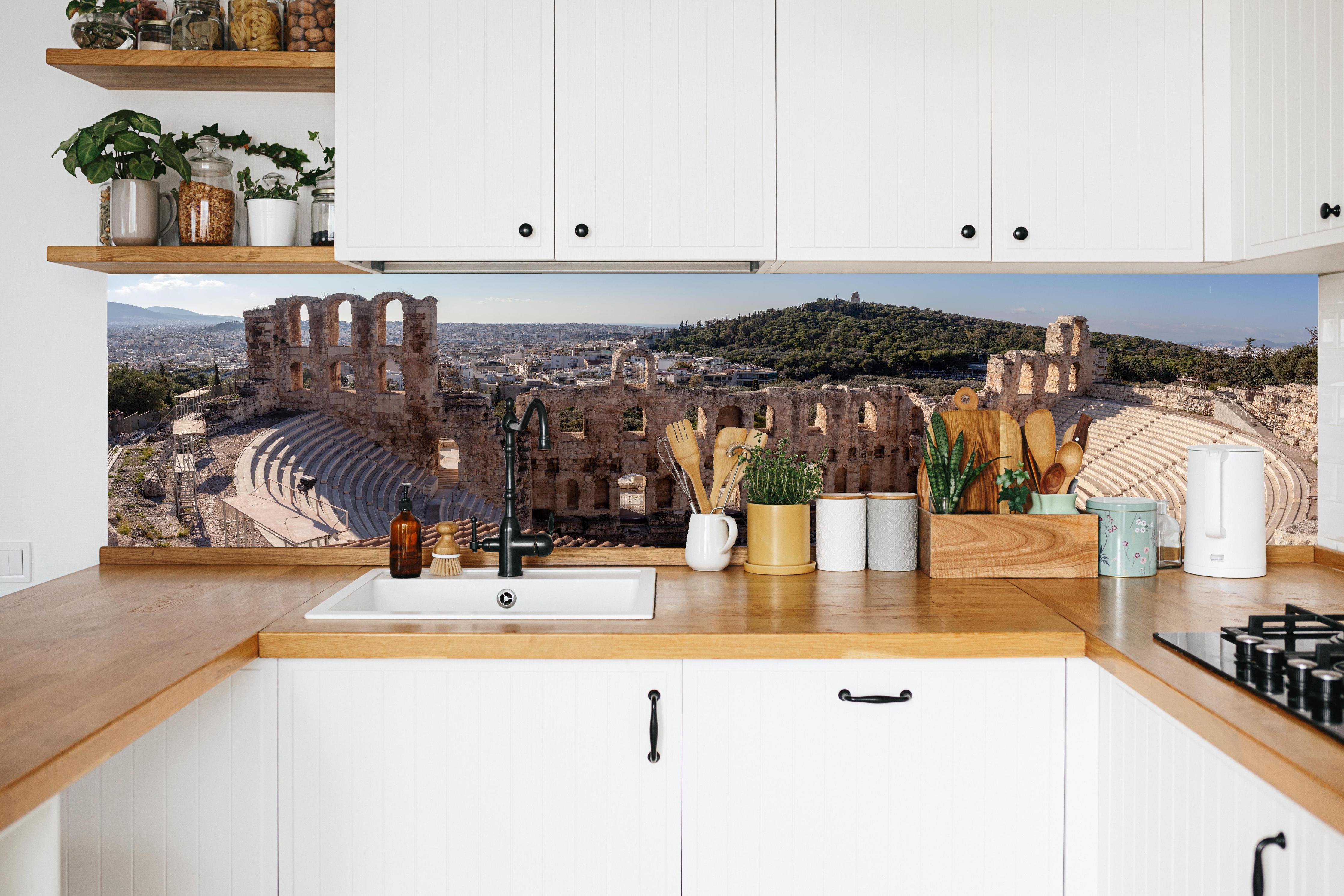 Küche - Akropolis Amphitheater Athen Panorama in weißer Küche hinter Gewürzen und Kochlöffeln aus Holz