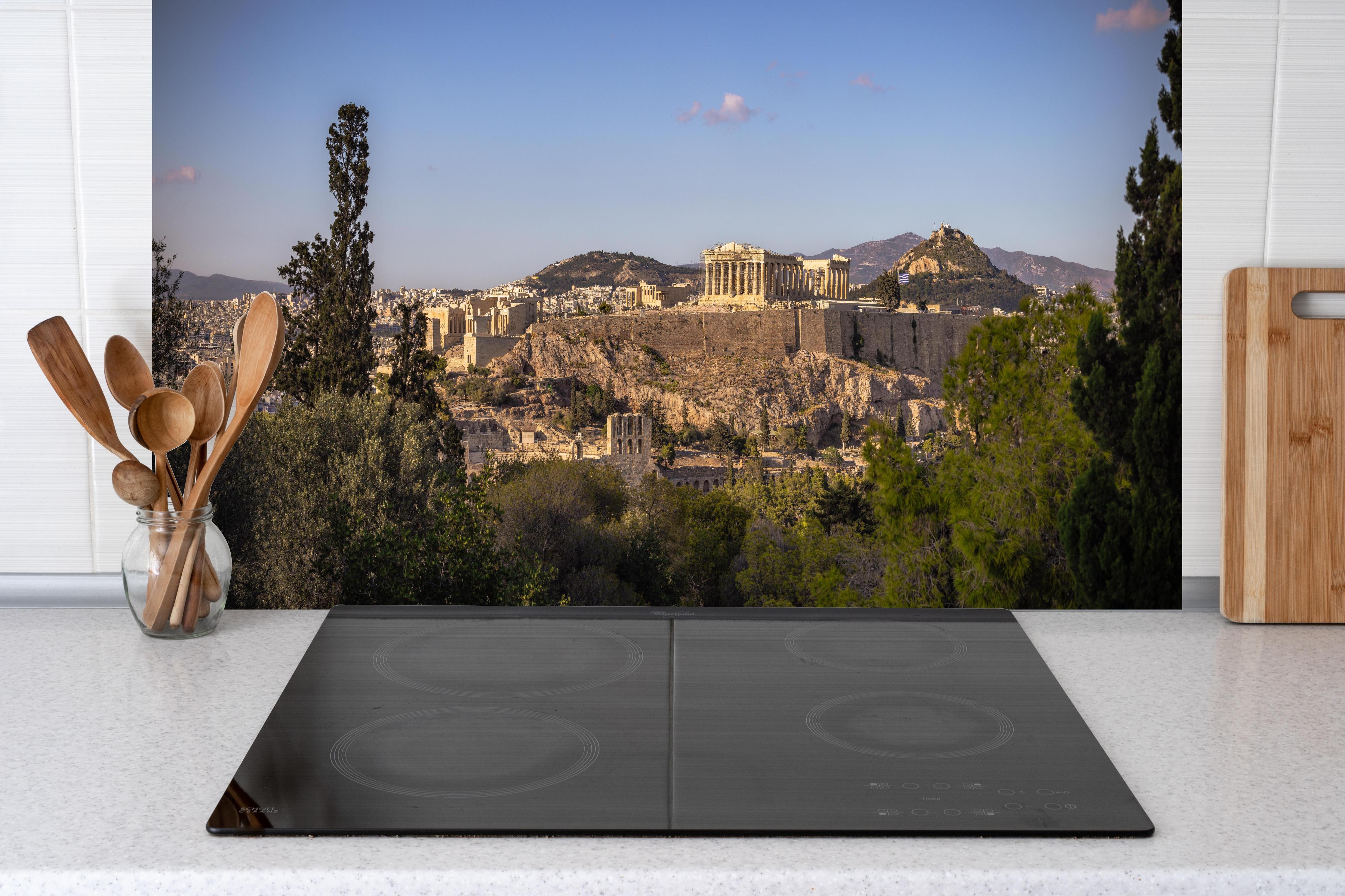 Küche - Akropolis Panorama Beige-Blau hinter Cerankochfeld und Holz-Kochutensilien