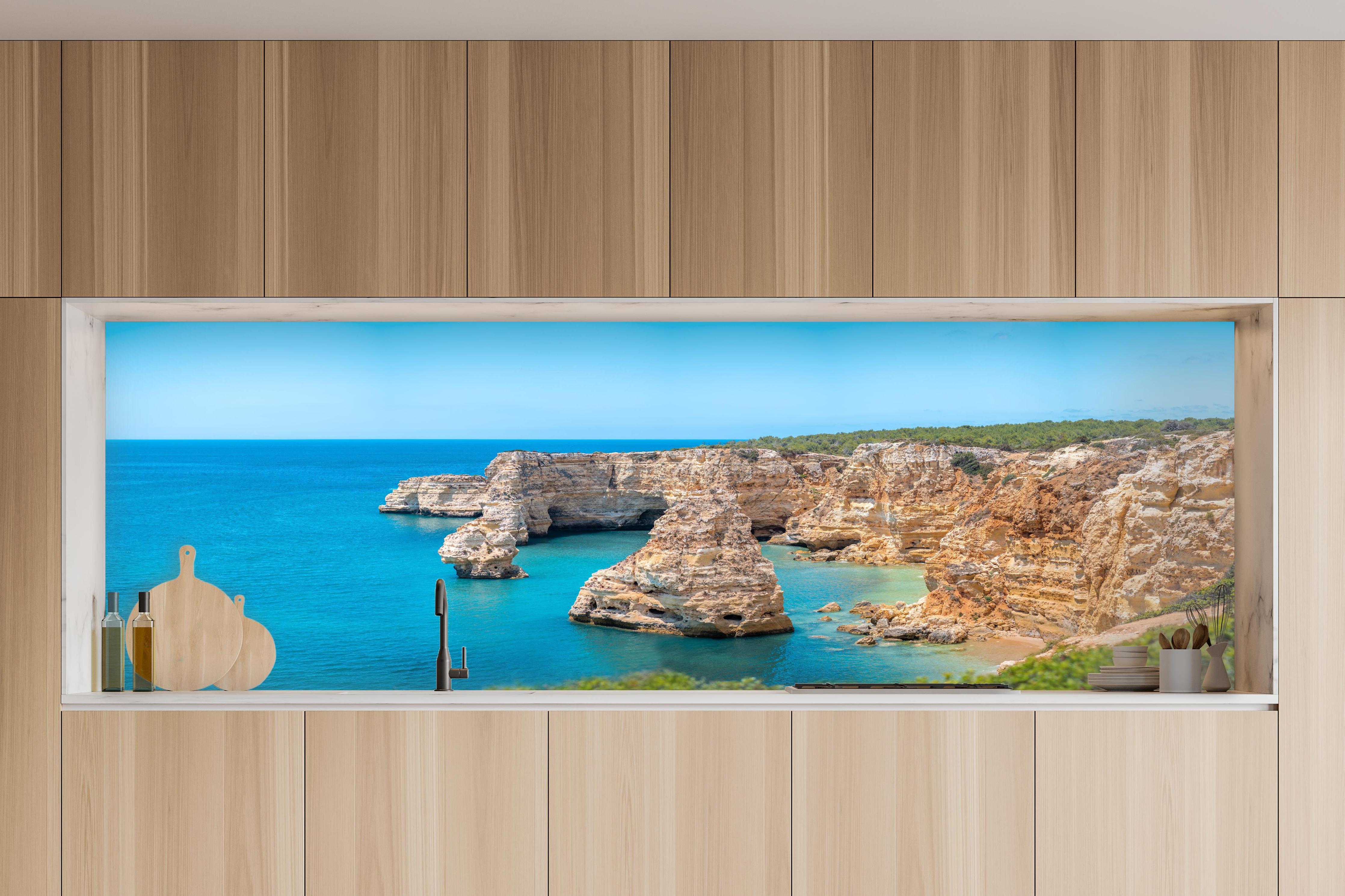 Küche - Algarve-Klippen am türkisblauen Meer in charakteristischer Vollholz-Küche mit modernem Gasherd