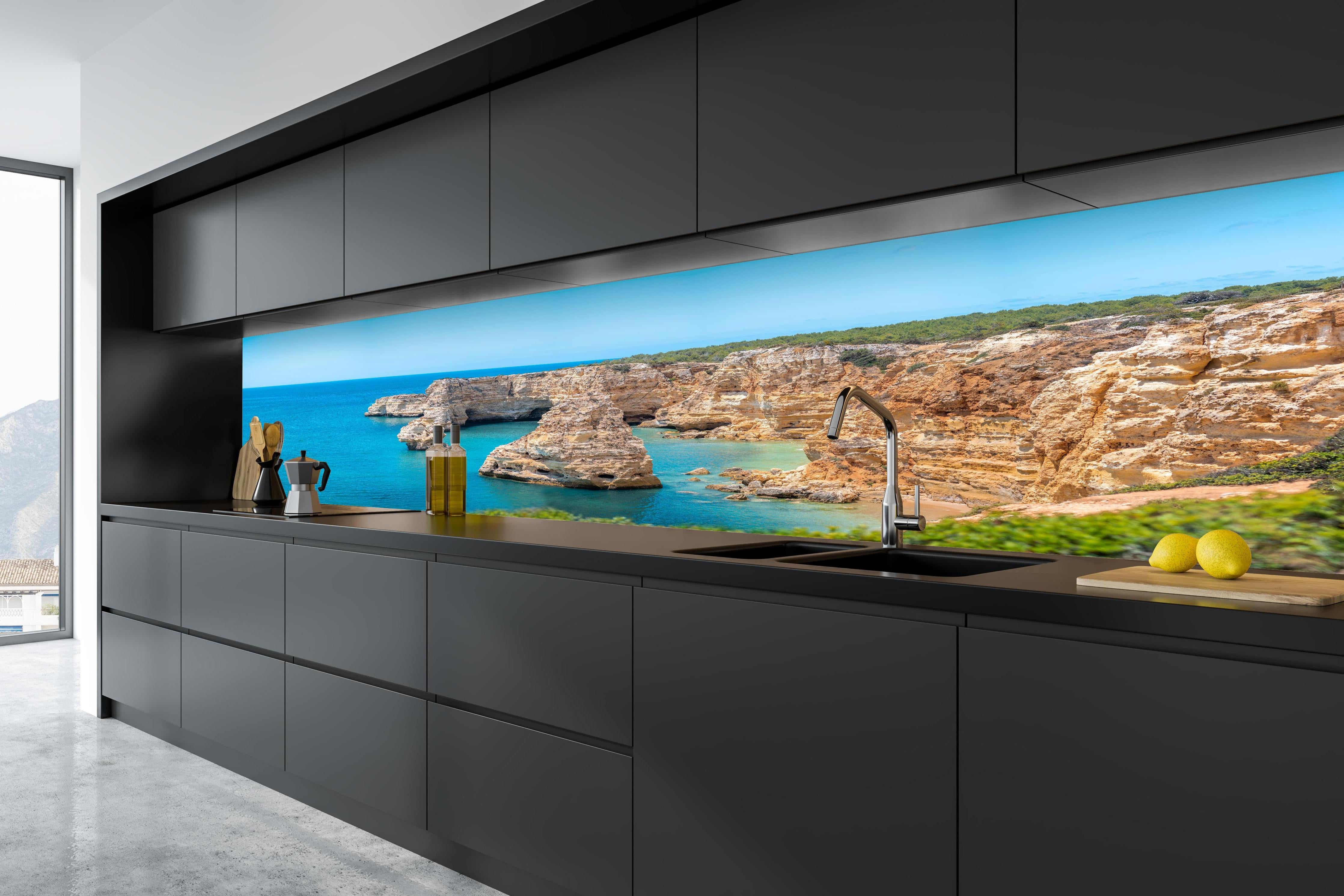 Küche - Algarve-Klippen am türkisblauen Meer in tiefschwarzer matt-premium Einbauküche