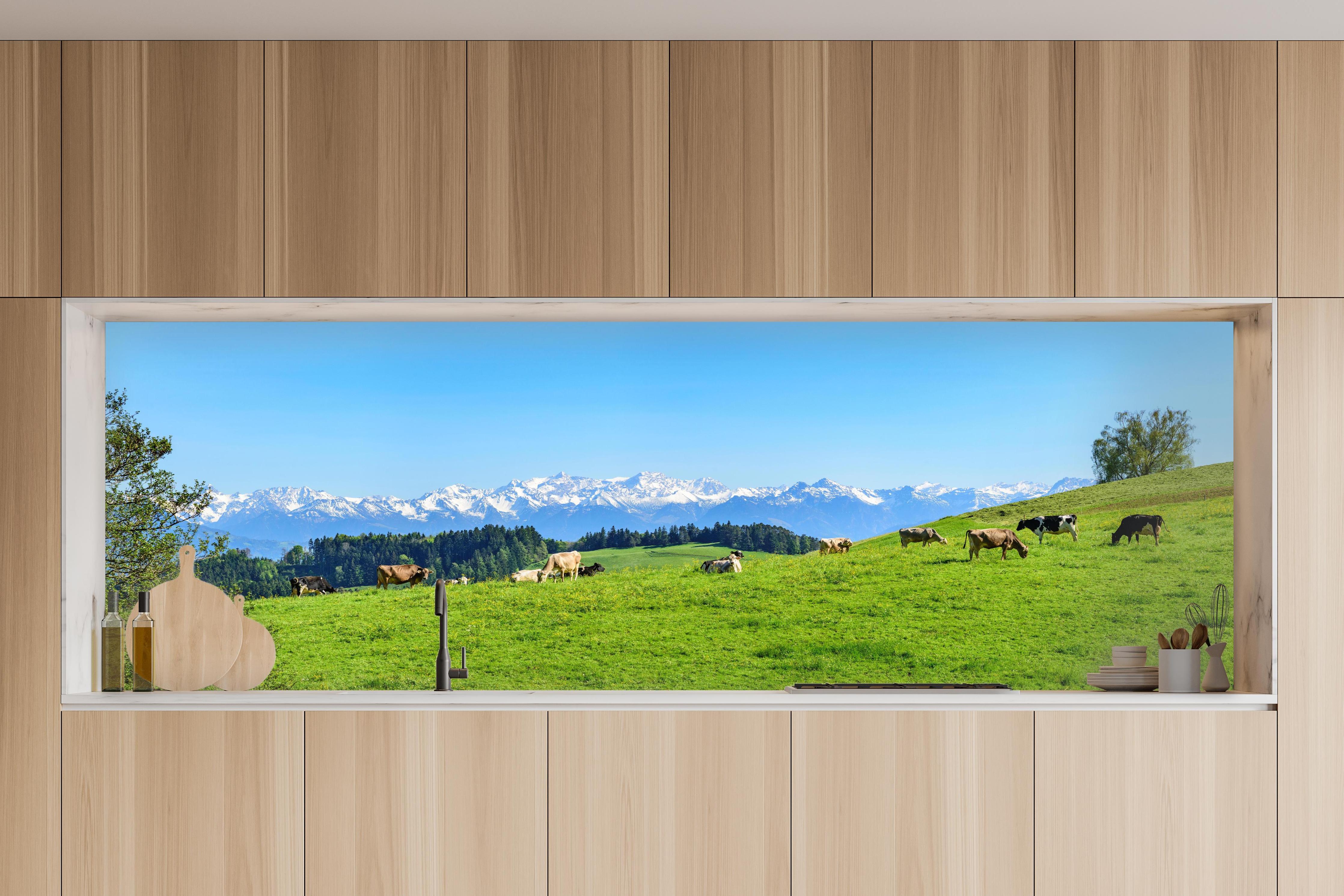 Küche - Almwiese mit Kühen und Alpenblick in charakteristischer Vollholz-Küche mit modernem Gasherd