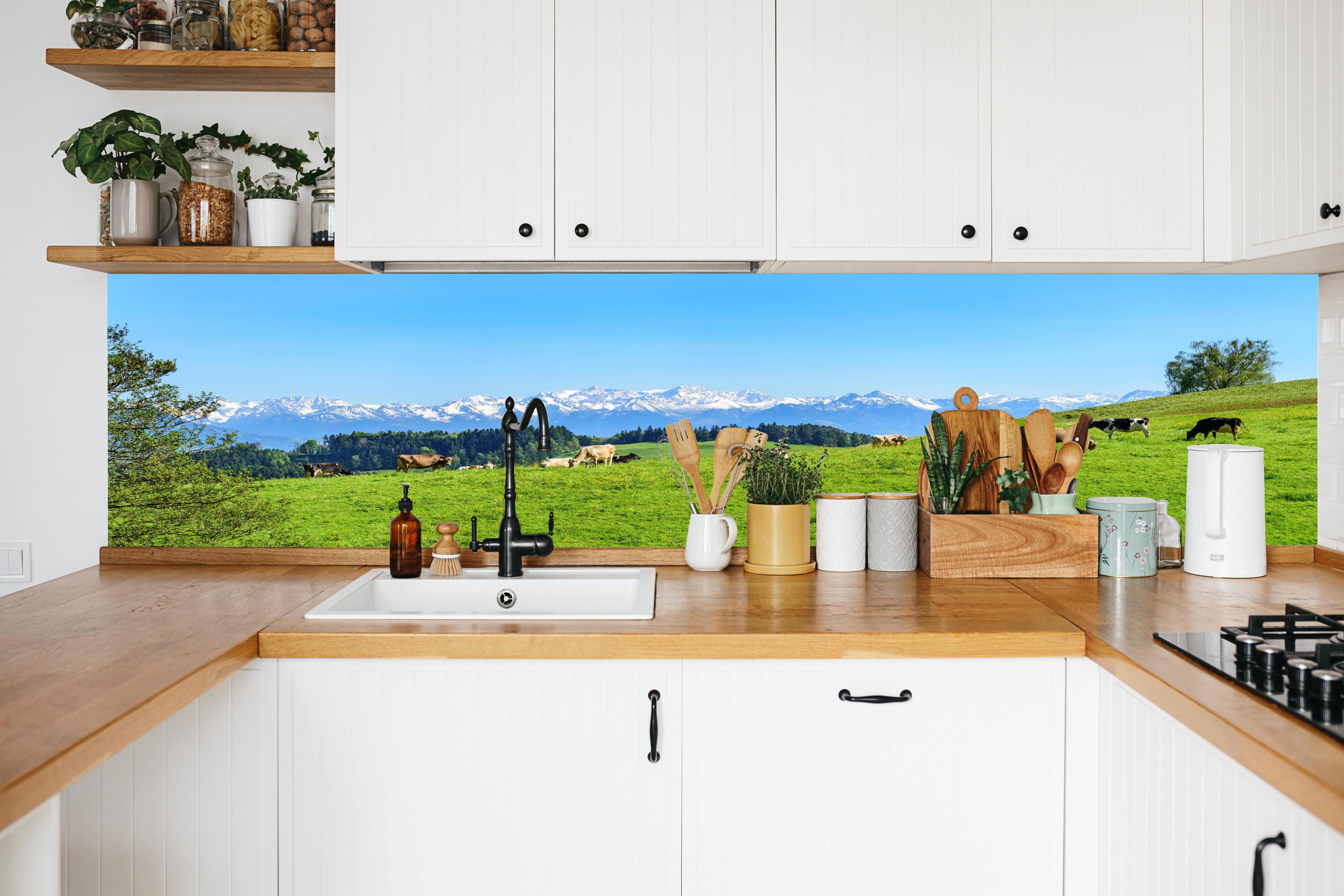 Küche - Almwiese mit Kühen und Alpenblick in weißer Küche hinter Gewürzen und Kochlöffeln aus Holz