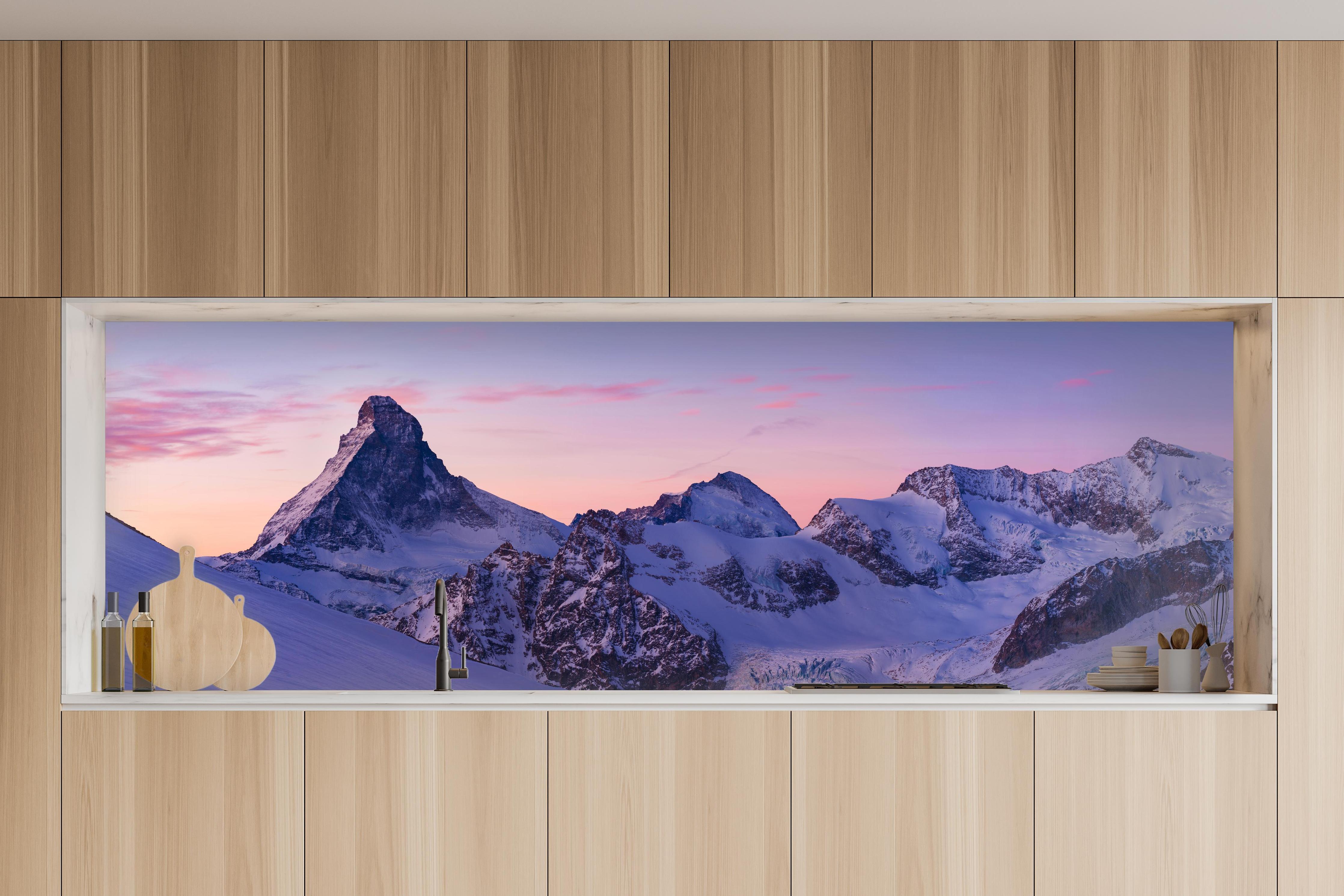 Küche - Alpenpanorama Sonnenuntergang Weiß-Rosa in charakteristischer Vollholz-Küche mit modernem Gasherd