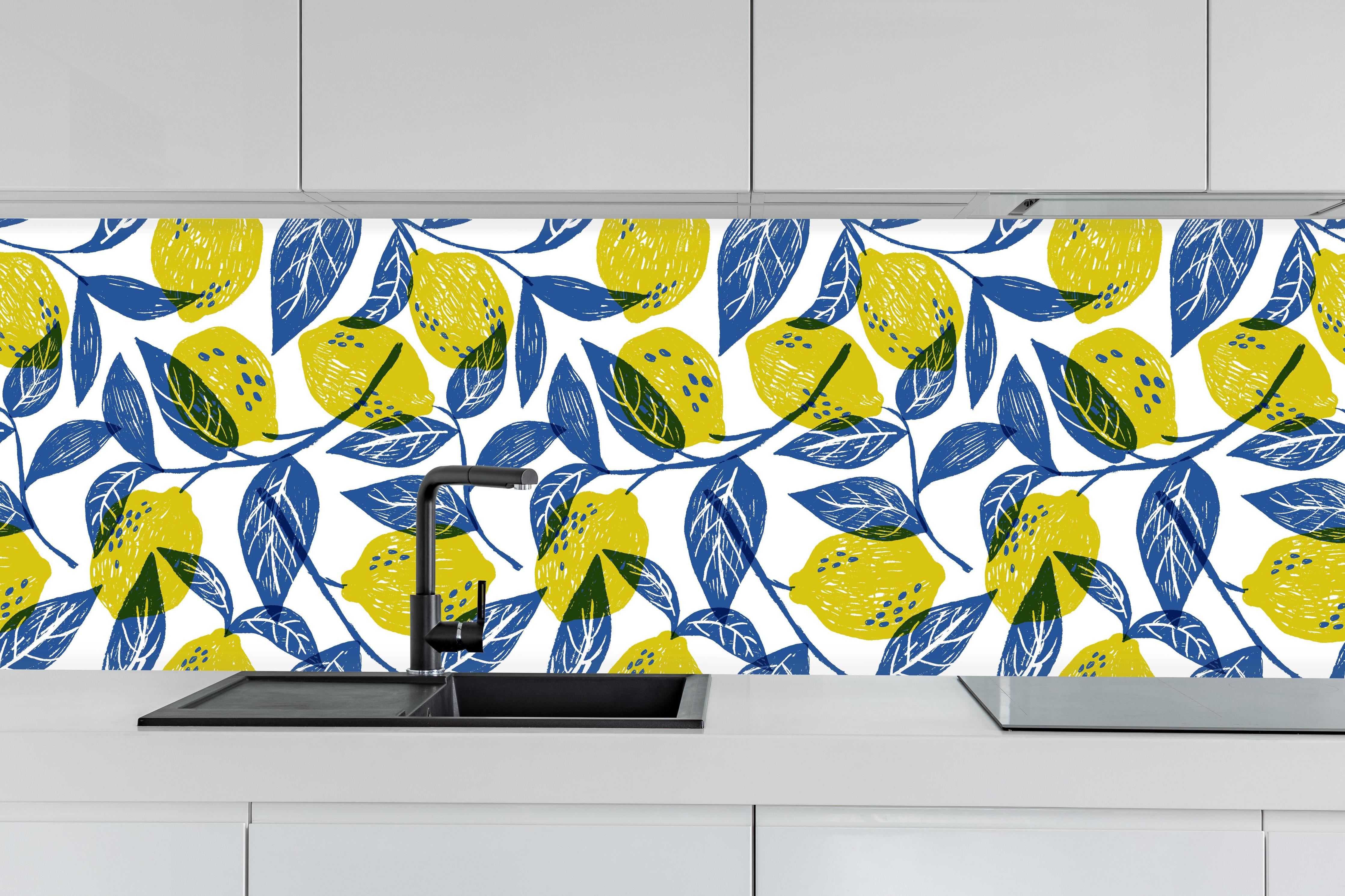 Küche - Amalfi Zitronenmuster Blau-Gelb hinter weißen Hochglanz-Küchenregalen und schwarzem Wasserhahn