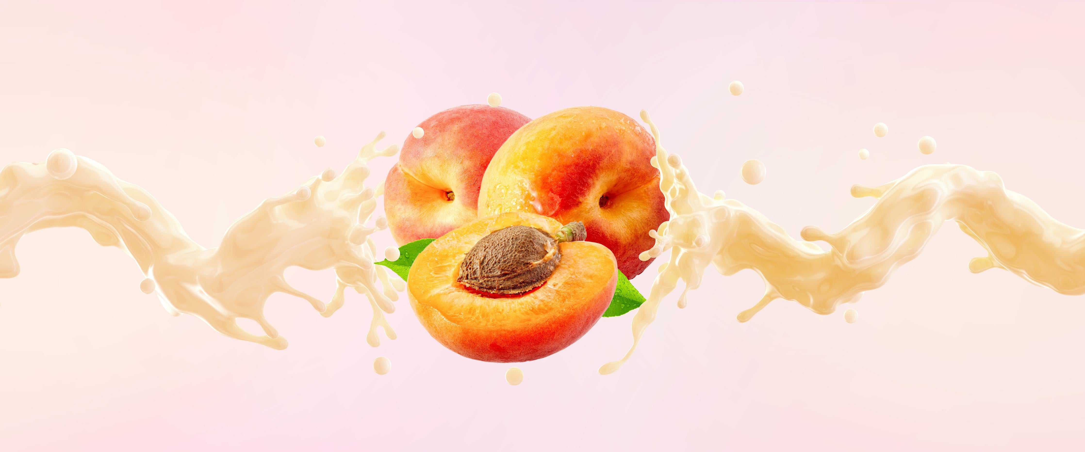 Küchenrückwand-Aprikosen mit Milch-Splash