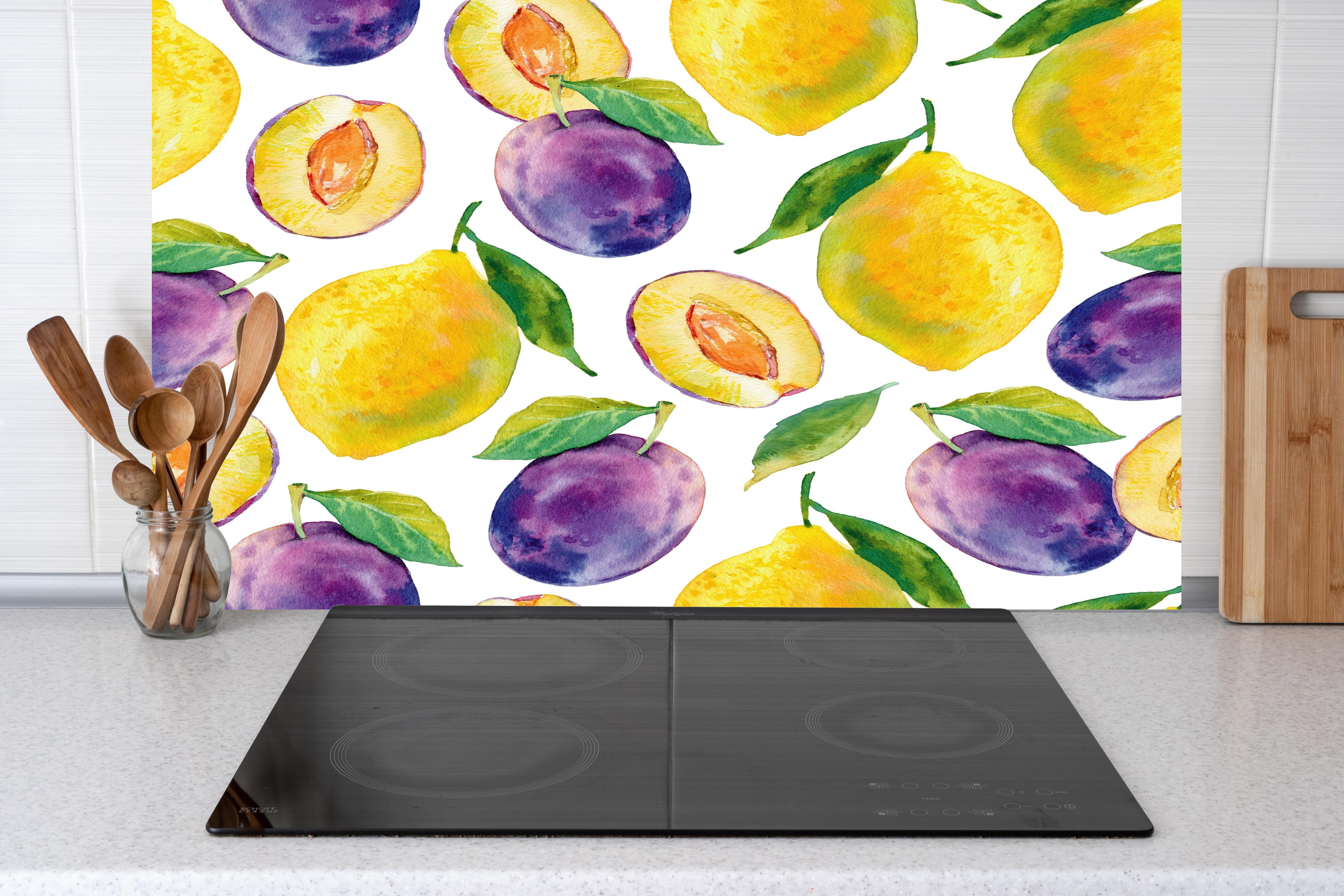 Küche - Aquarell Zitronen & Pflaumen hinter Cerankochfeld und Holz-Kochutensilien