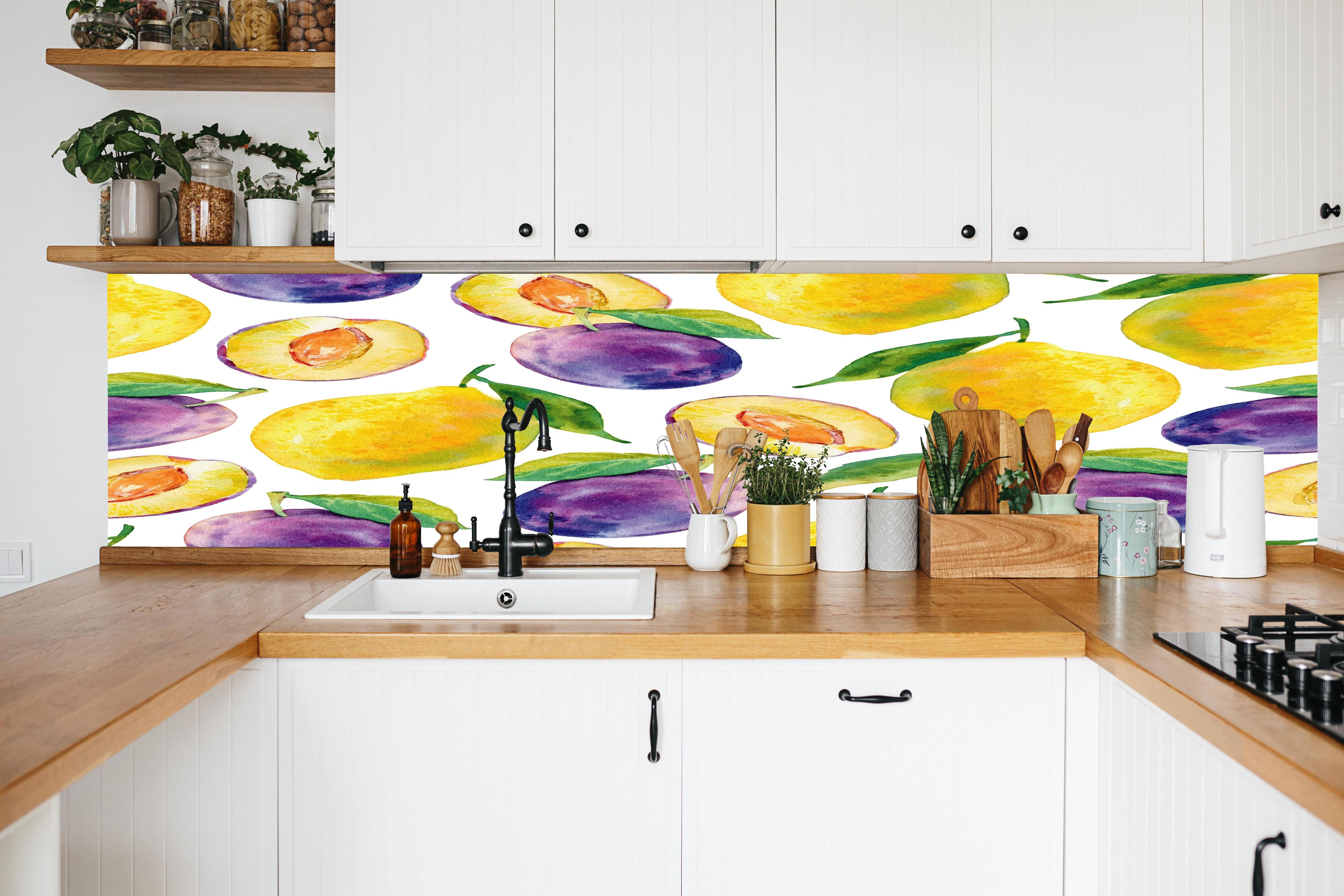 Küche - Aquarell Zitronen & Pflaumen in weißer Küche hinter Gewürzen und Kochlöffeln aus Holz