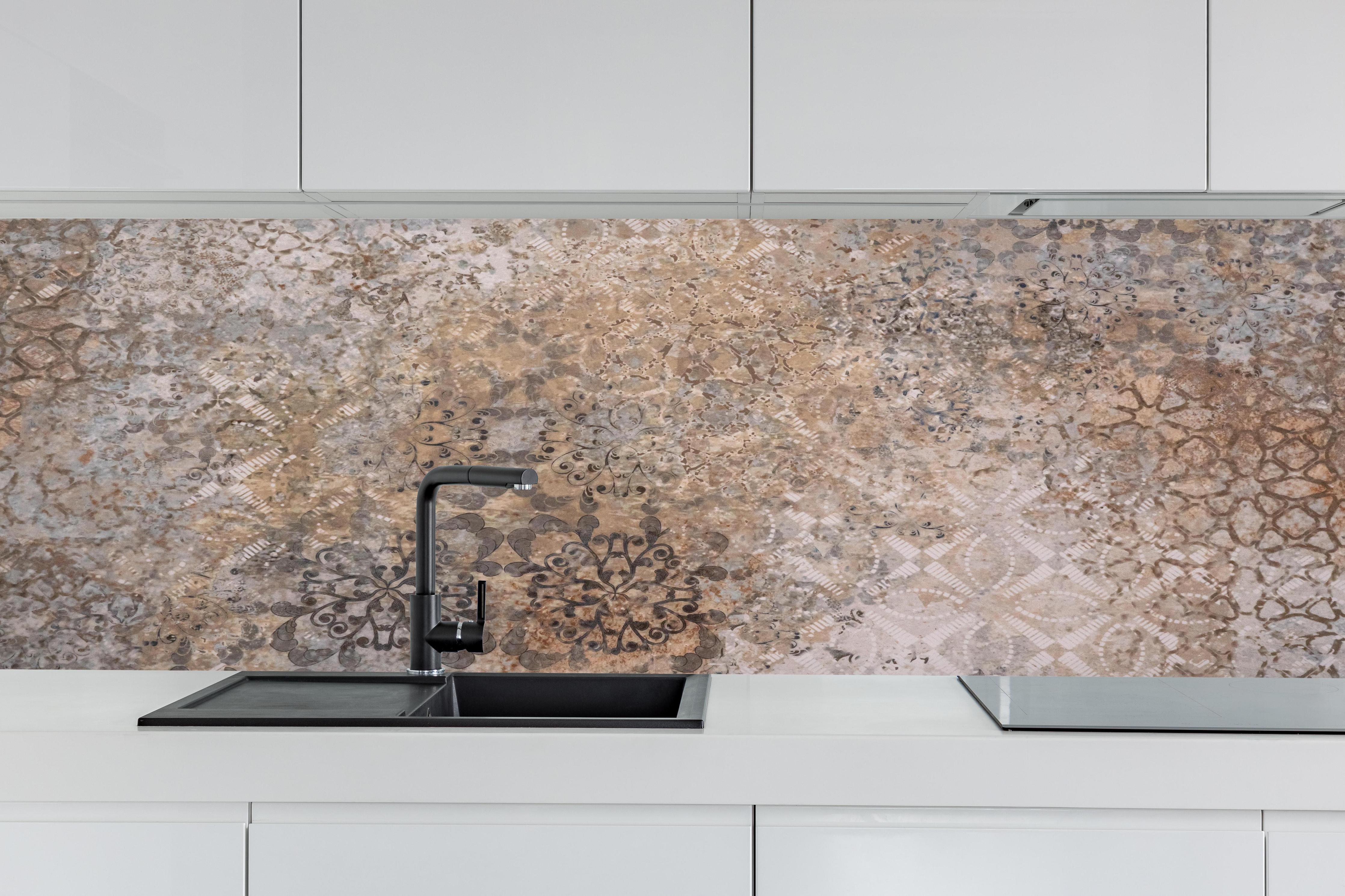 Küche - Beige-Braun Vintage-Fliesenmuster hinter weißen Hochglanz-Küchenregalen und schwarzem Wasserhahn