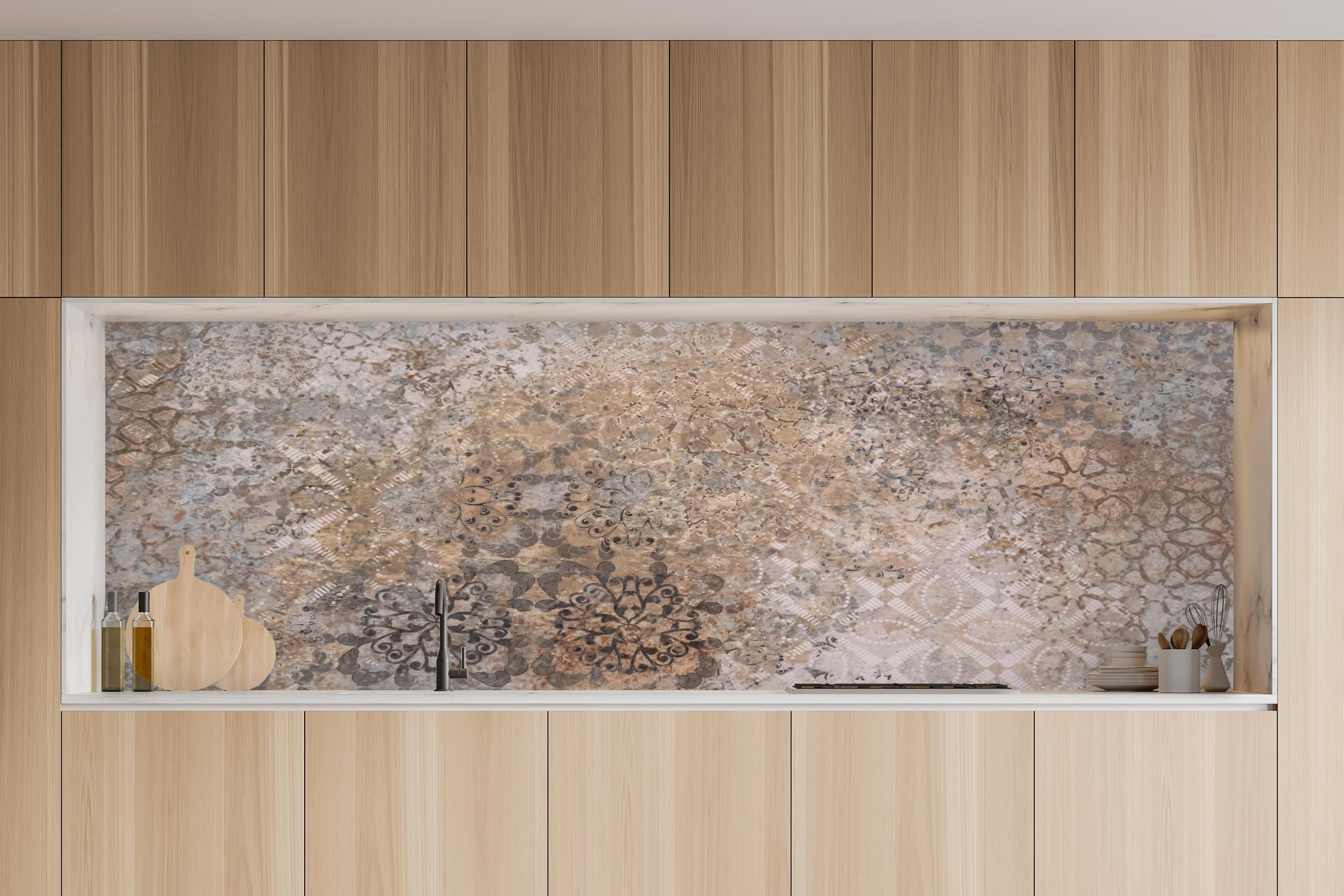 Küche - Beige-Braun Vintage-Fliesenmuster in charakteristischer Vollholz-Küche mit modernem Gasherd