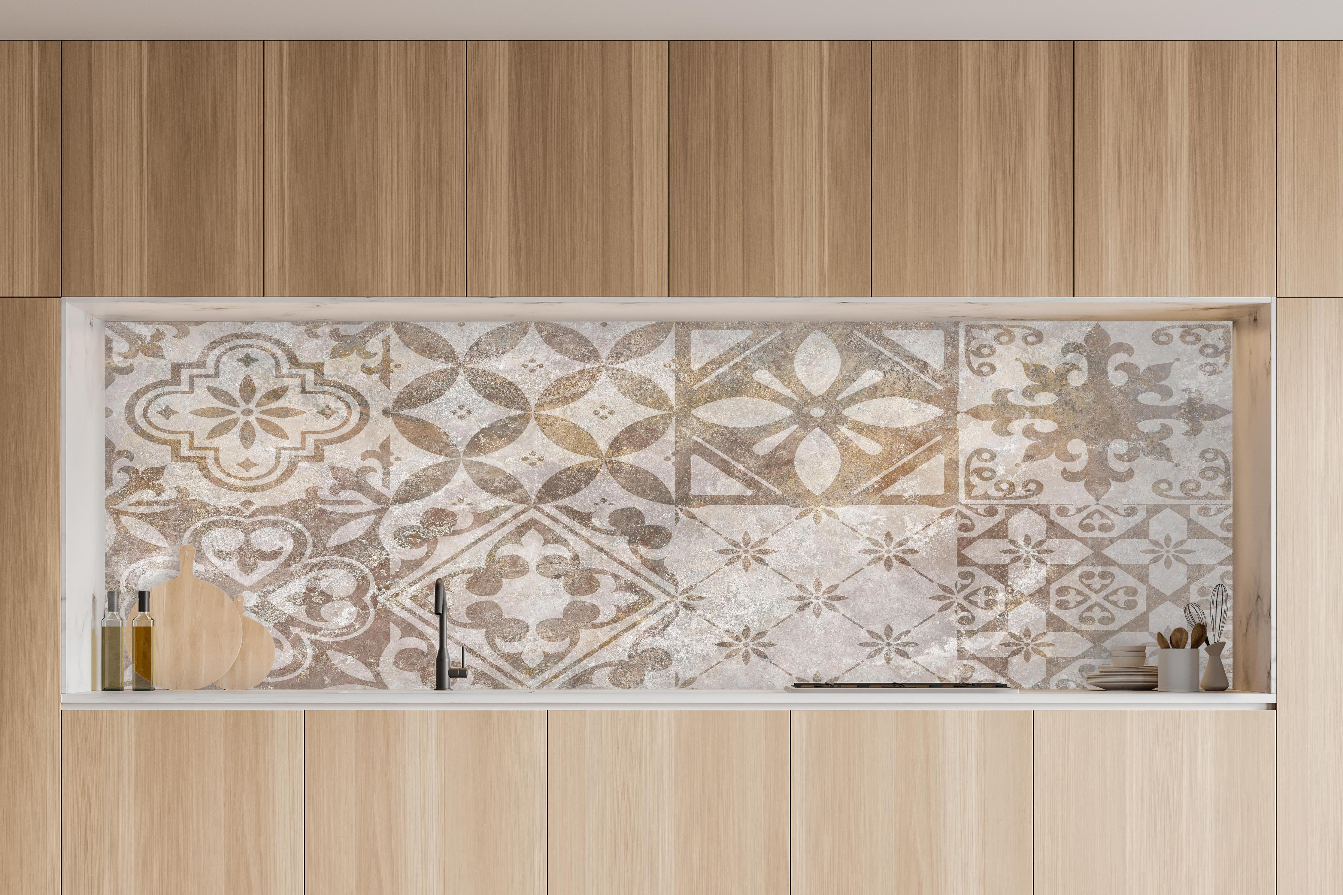 Küche - Beige-Grau-Vintage-Fliesenmuster in charakteristischer Vollholz-Küche mit modernem Gasherd