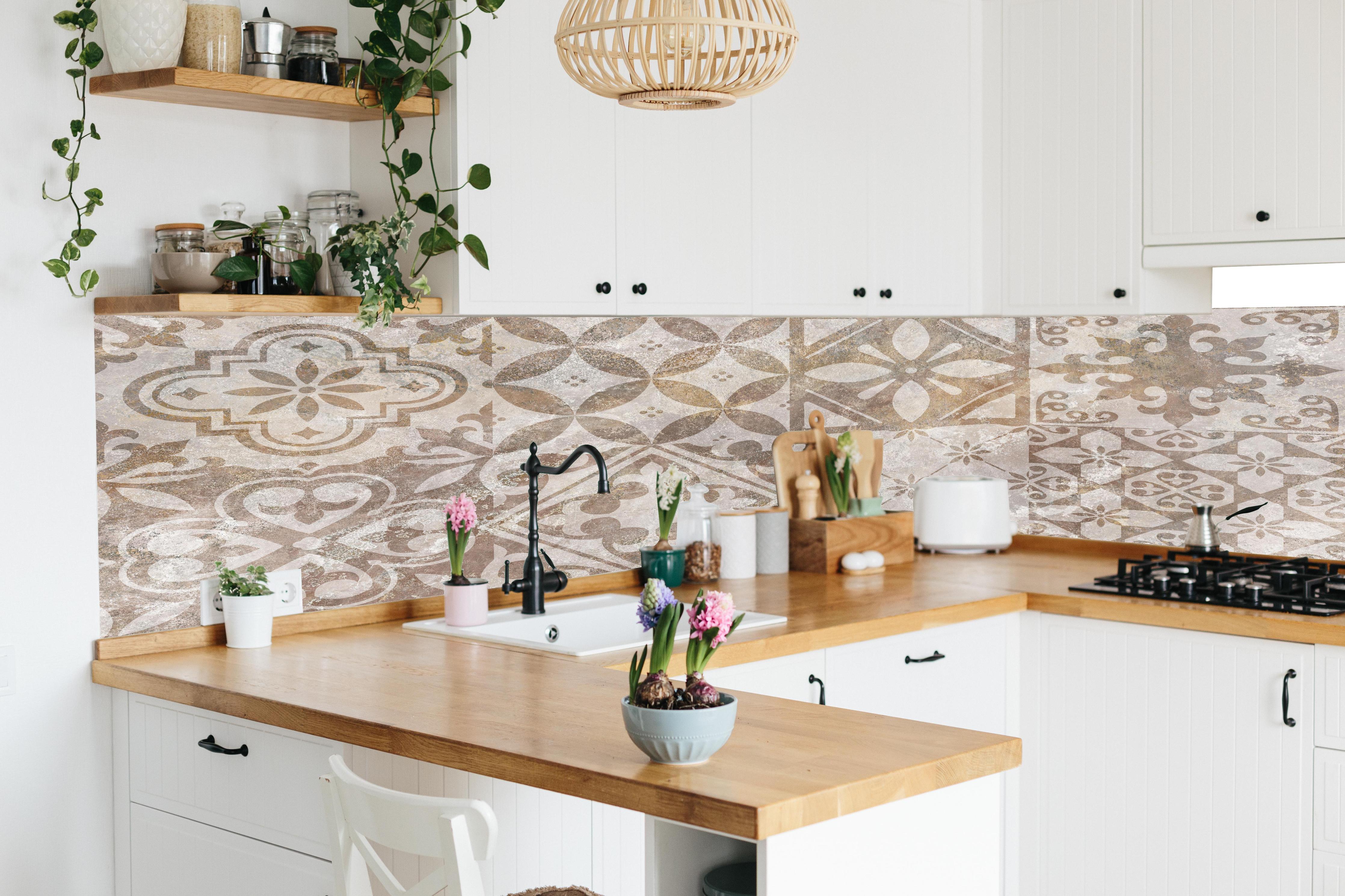Küche - Beige-Grau-Vintage-Fliesenmuster in lebendiger Küche mit bunten Blumen