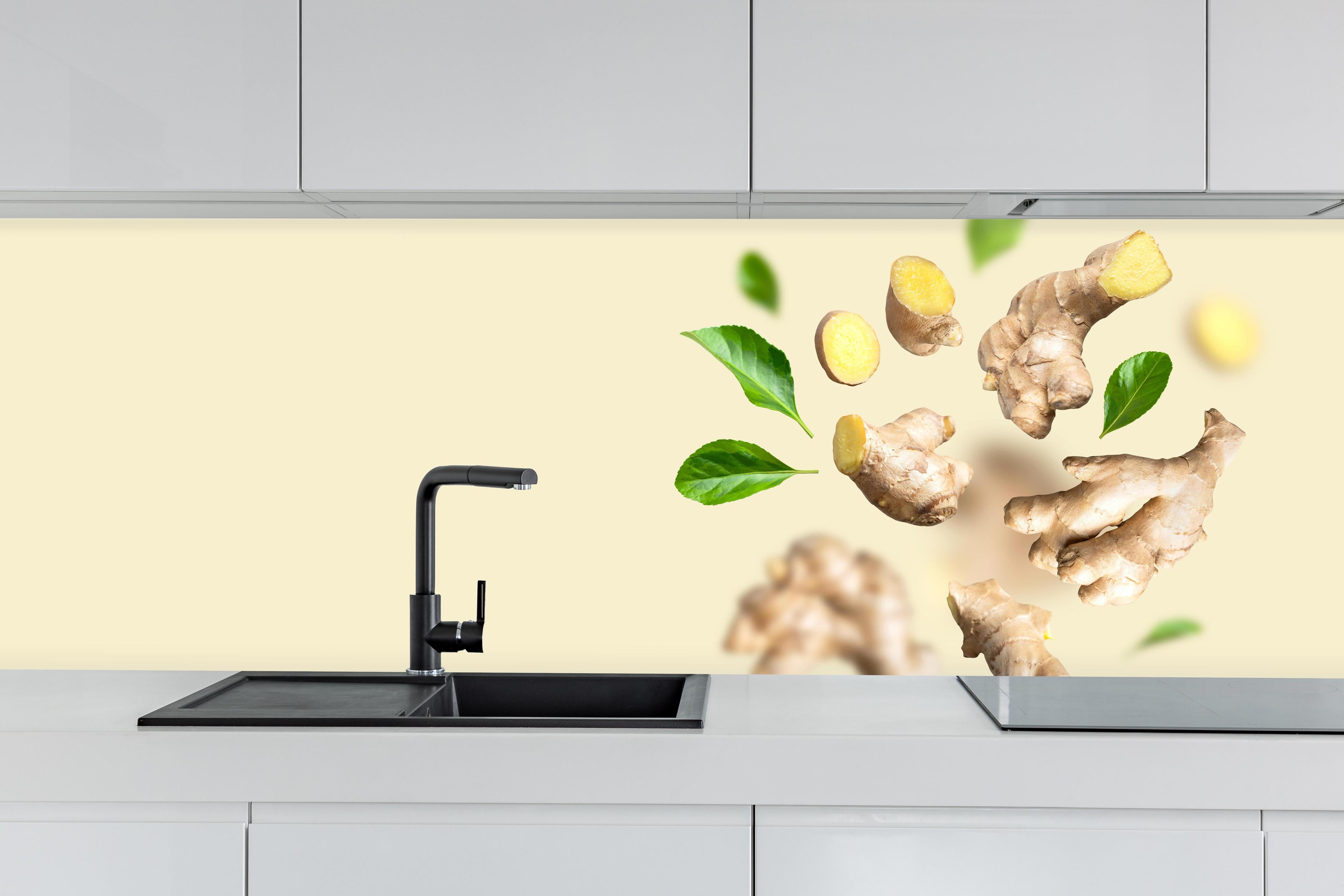 Küche - Beige Ingwer & Kräuter hinter weißen Hochglanz-Küchenregalen und schwarzem Wasserhahn