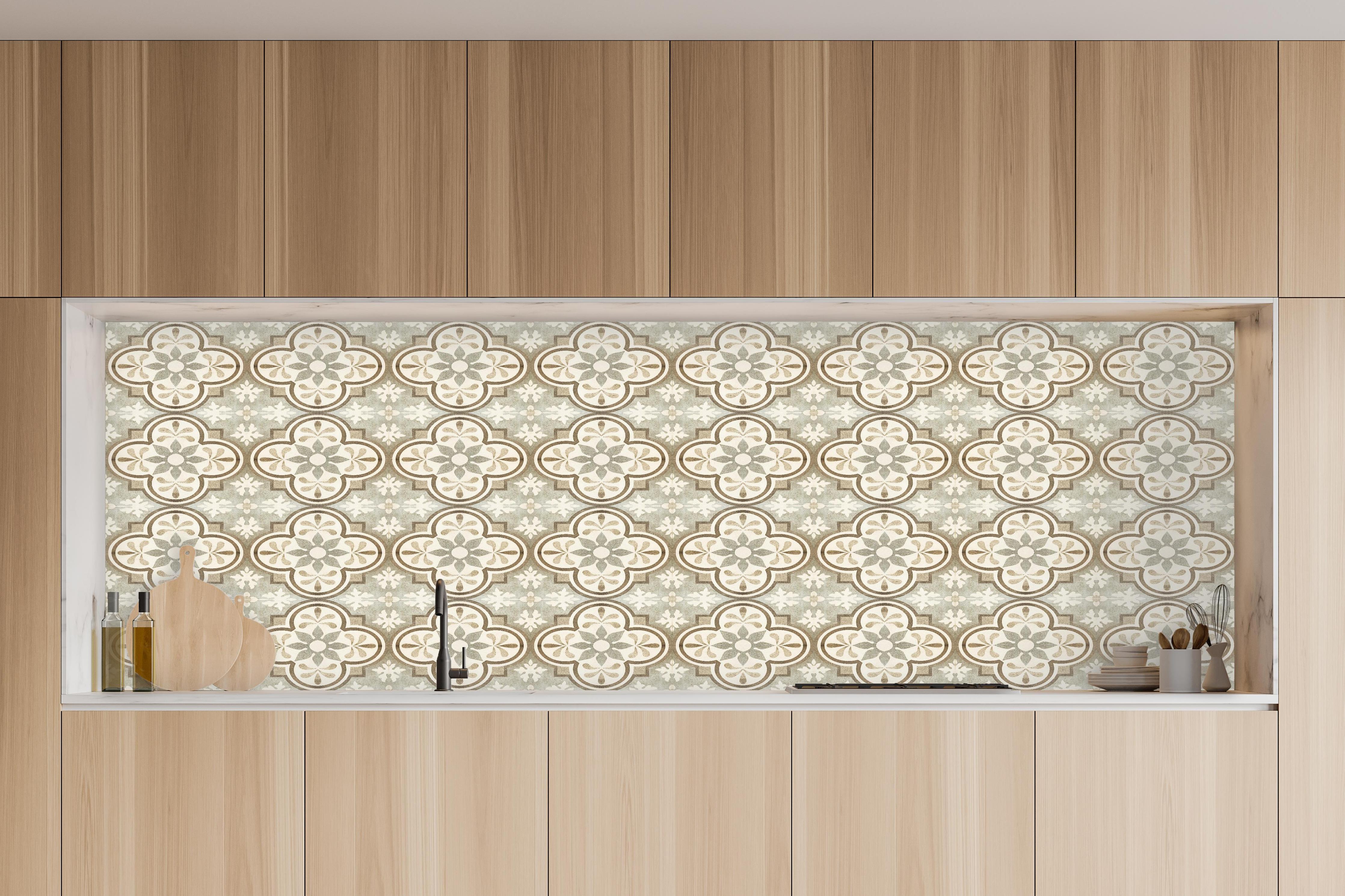 Küche - Beige Retro Fliesenmuster in charakteristischer Vollholz-Küche mit modernem Gasherd