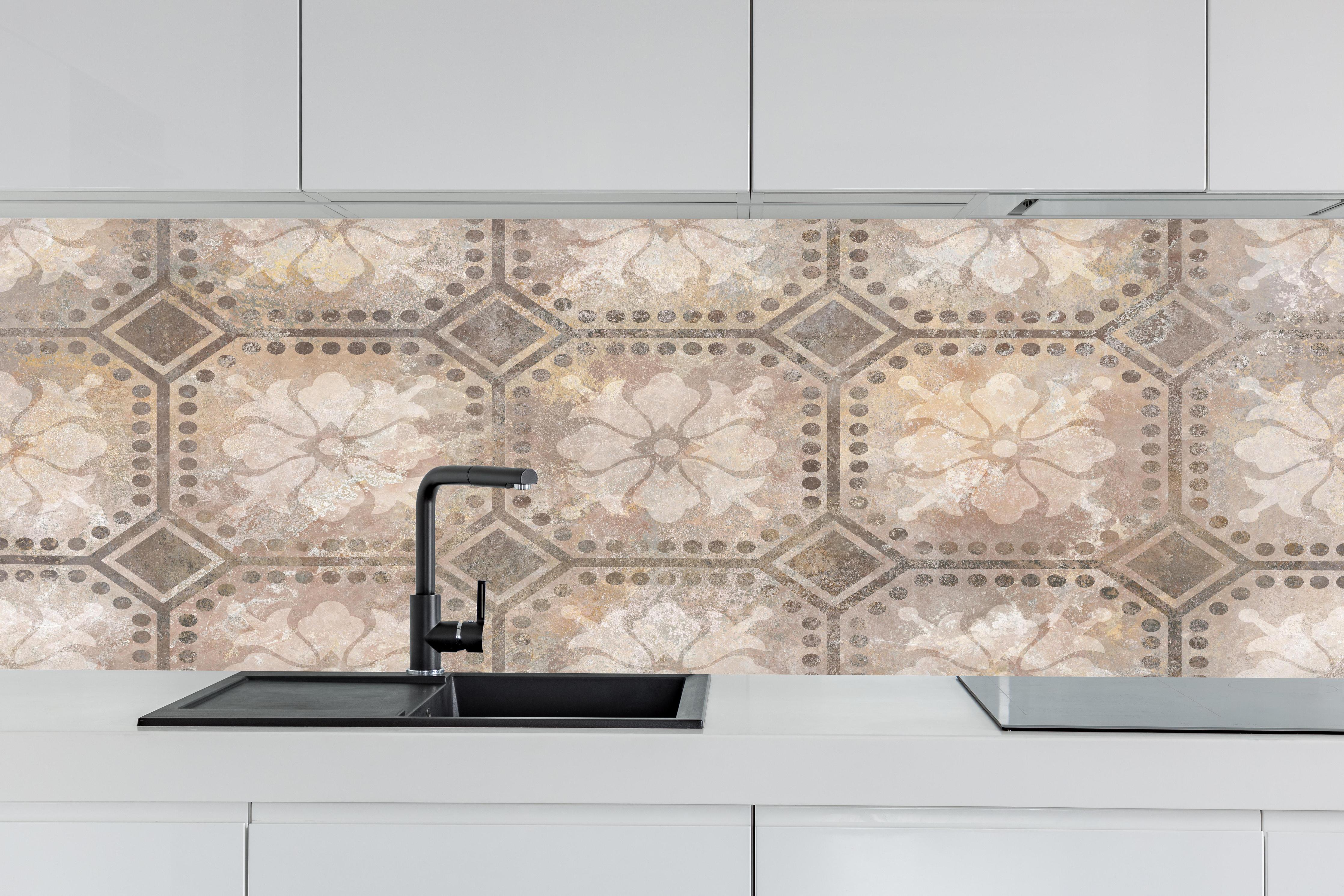 Küche - Beige Vintage-Fliesen Steinmuster hinter weißen Hochglanz-Küchenregalen und schwarzem Wasserhahn