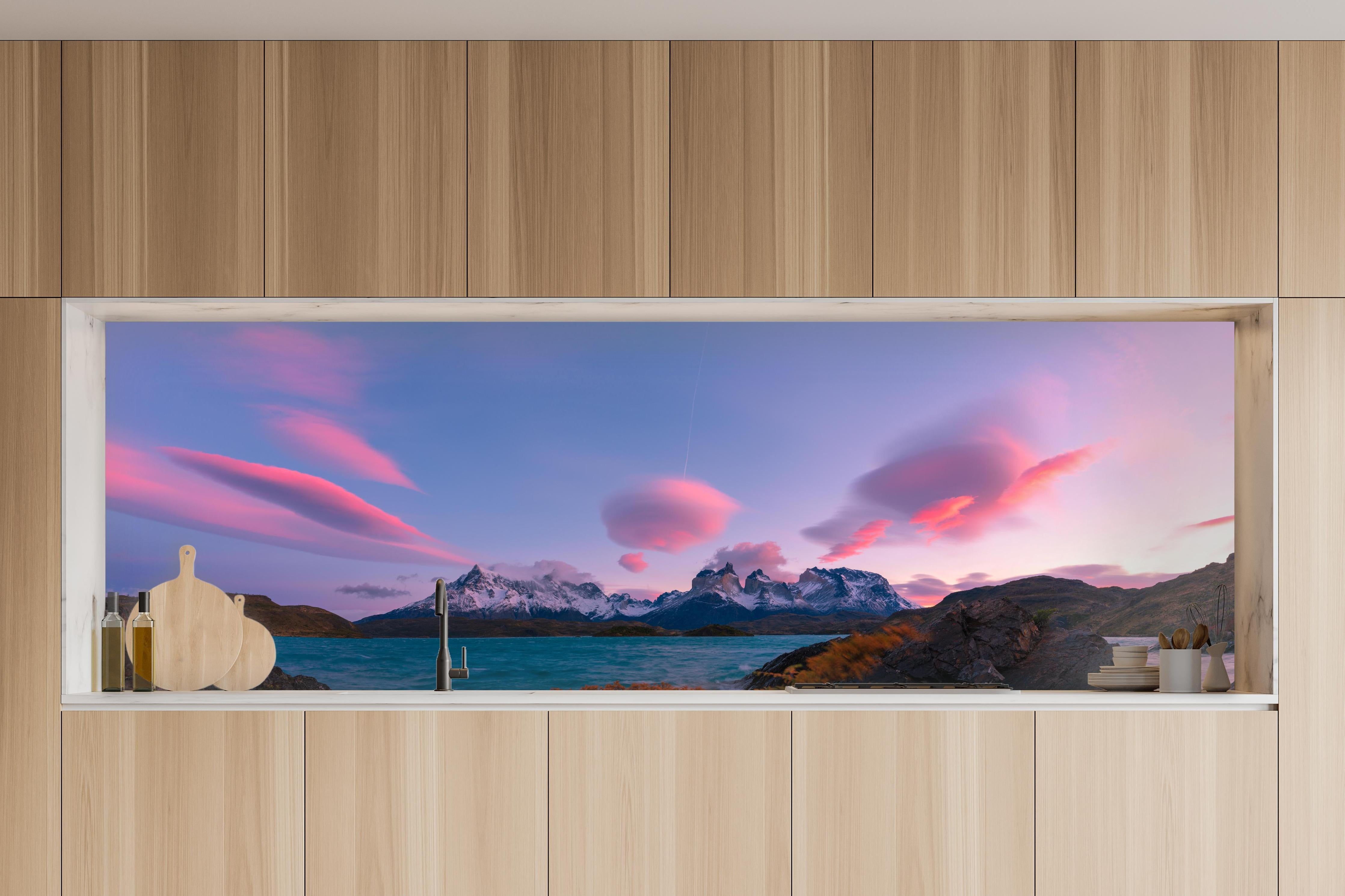 Küche - Bergpanorama im rosa Sonnenuntergang in charakteristischer Vollholz-Küche mit modernem Gasherd