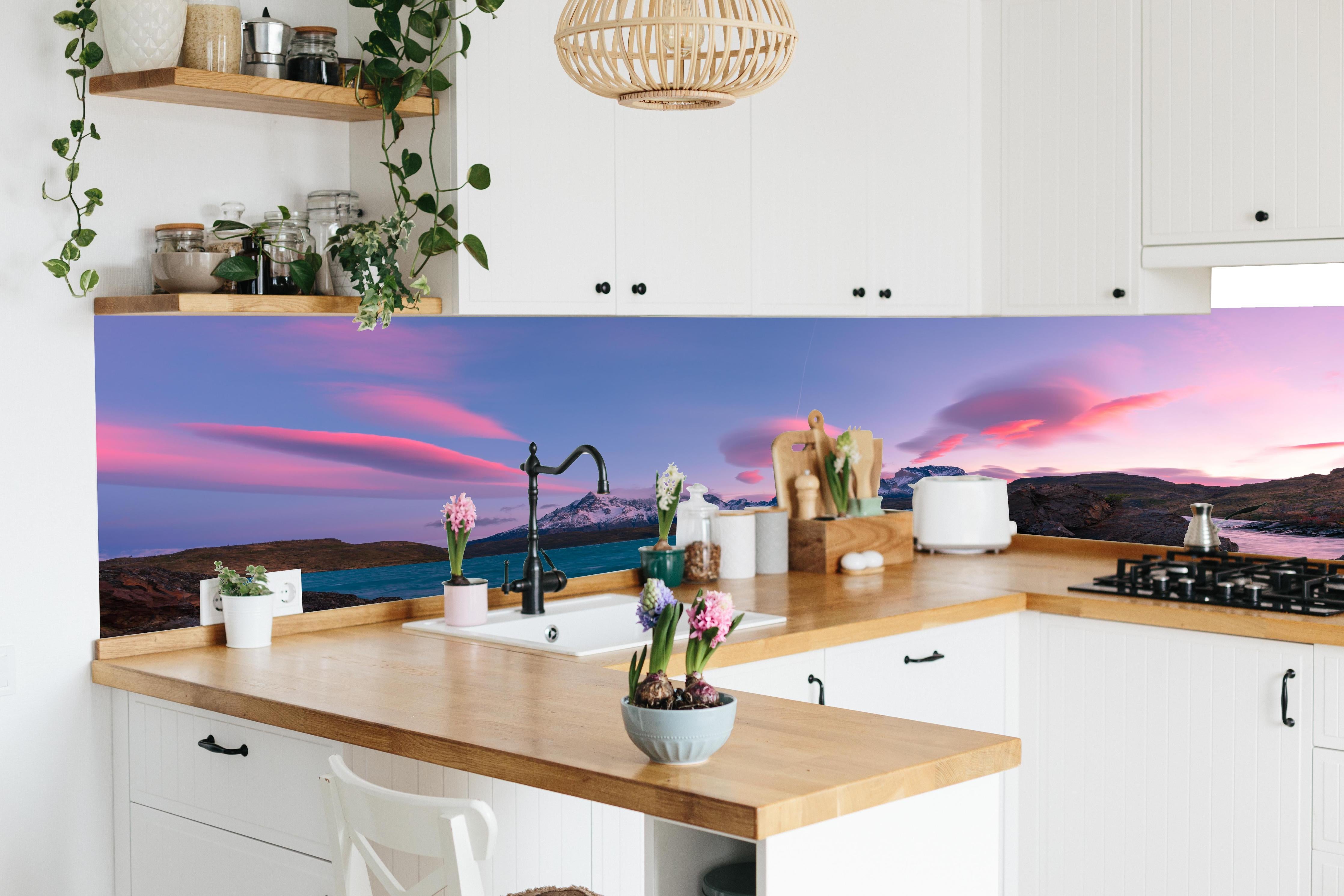 Küche - Bergpanorama im rosa Sonnenuntergang in lebendiger Küche mit bunten Blumen