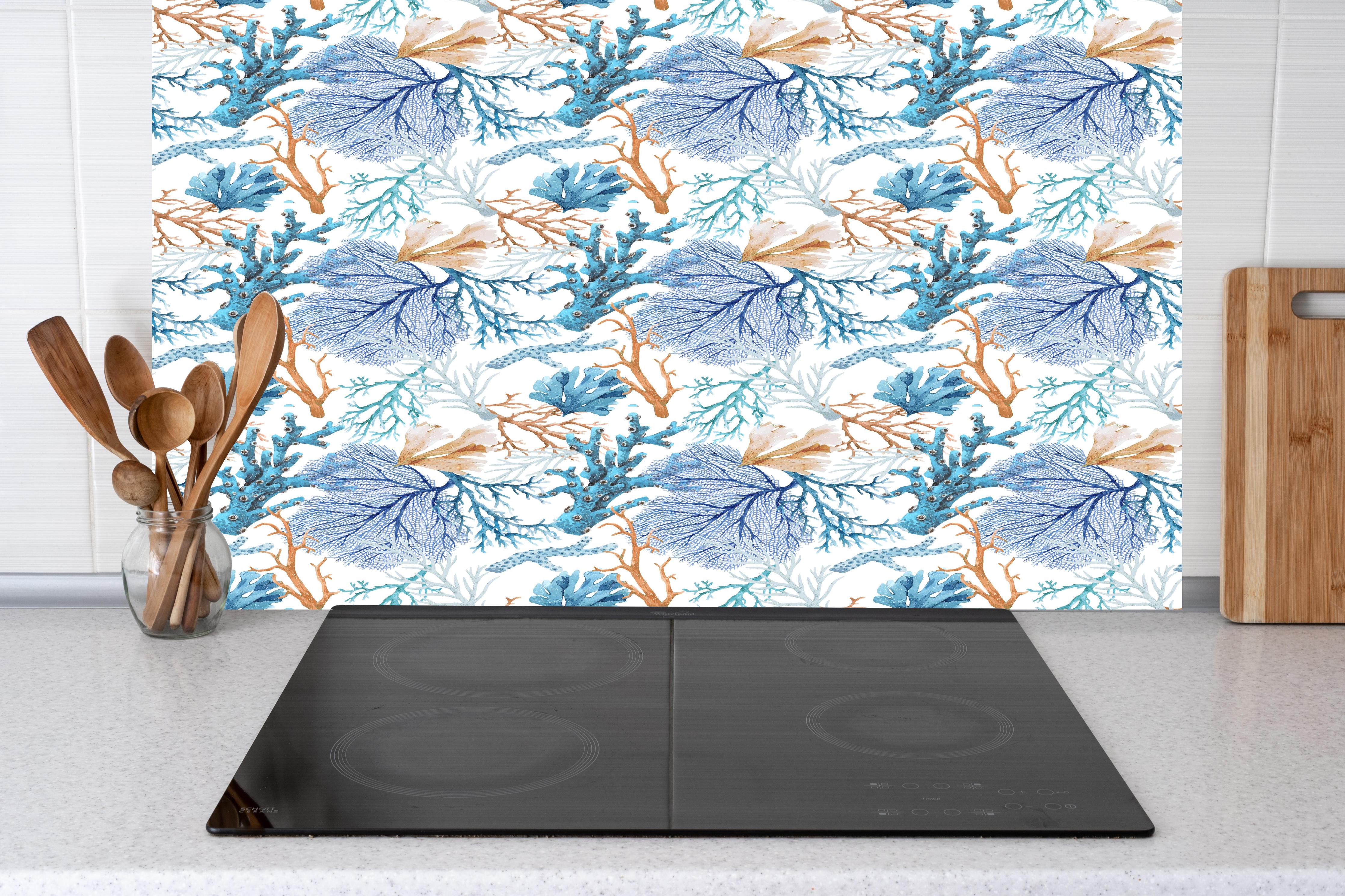 Küche - Blau-Beige Korallenmuster hinter Cerankochfeld und Holz-Kochutensilien