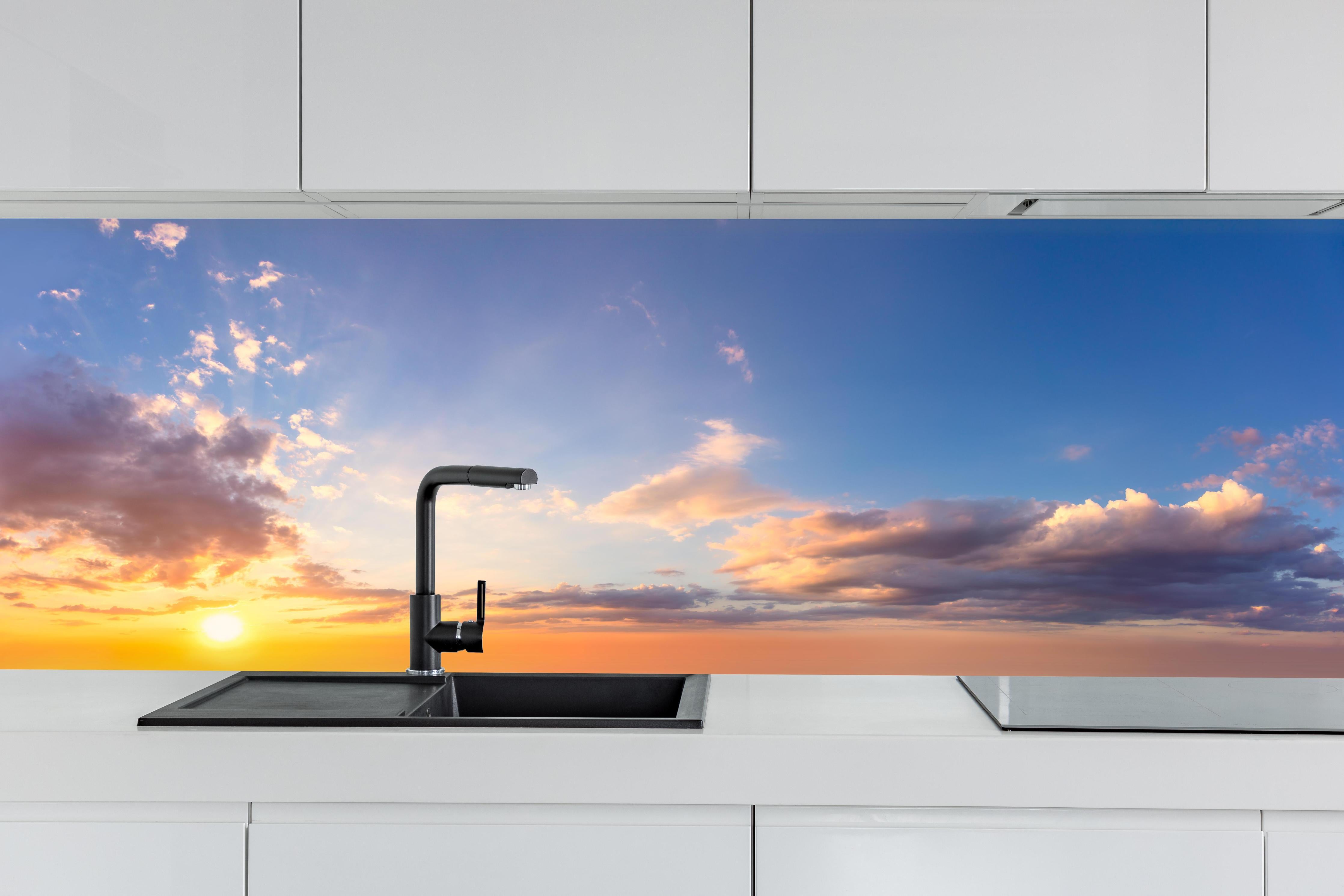 Küche - Blau-Orange Sonnenuntergang hinter weißen Hochglanz-Küchenregalen und schwarzem Wasserhahn