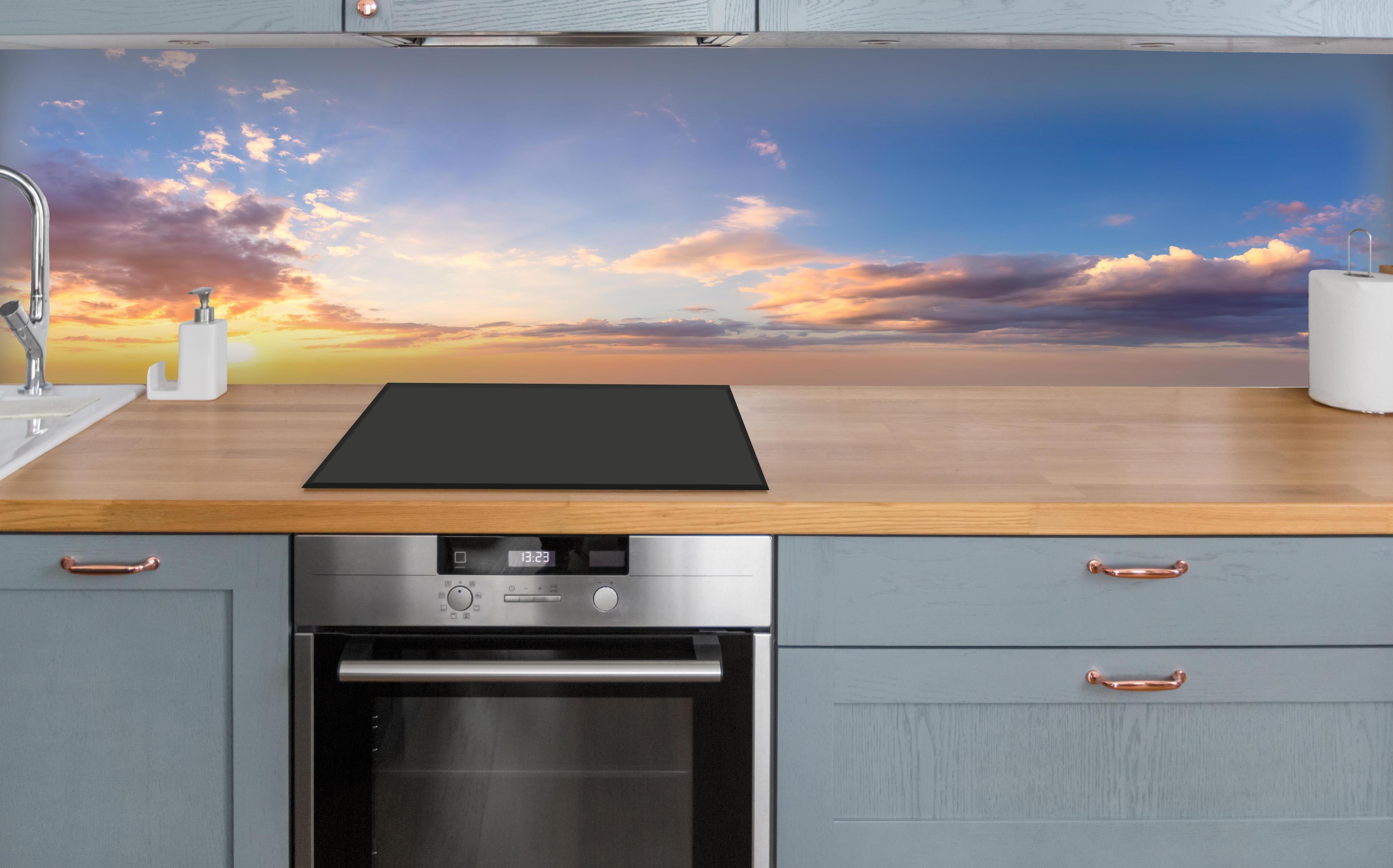 Küche - Blau-Orange Sonnenuntergang über polierter Holzarbeitsplatte mit Cerankochfeld