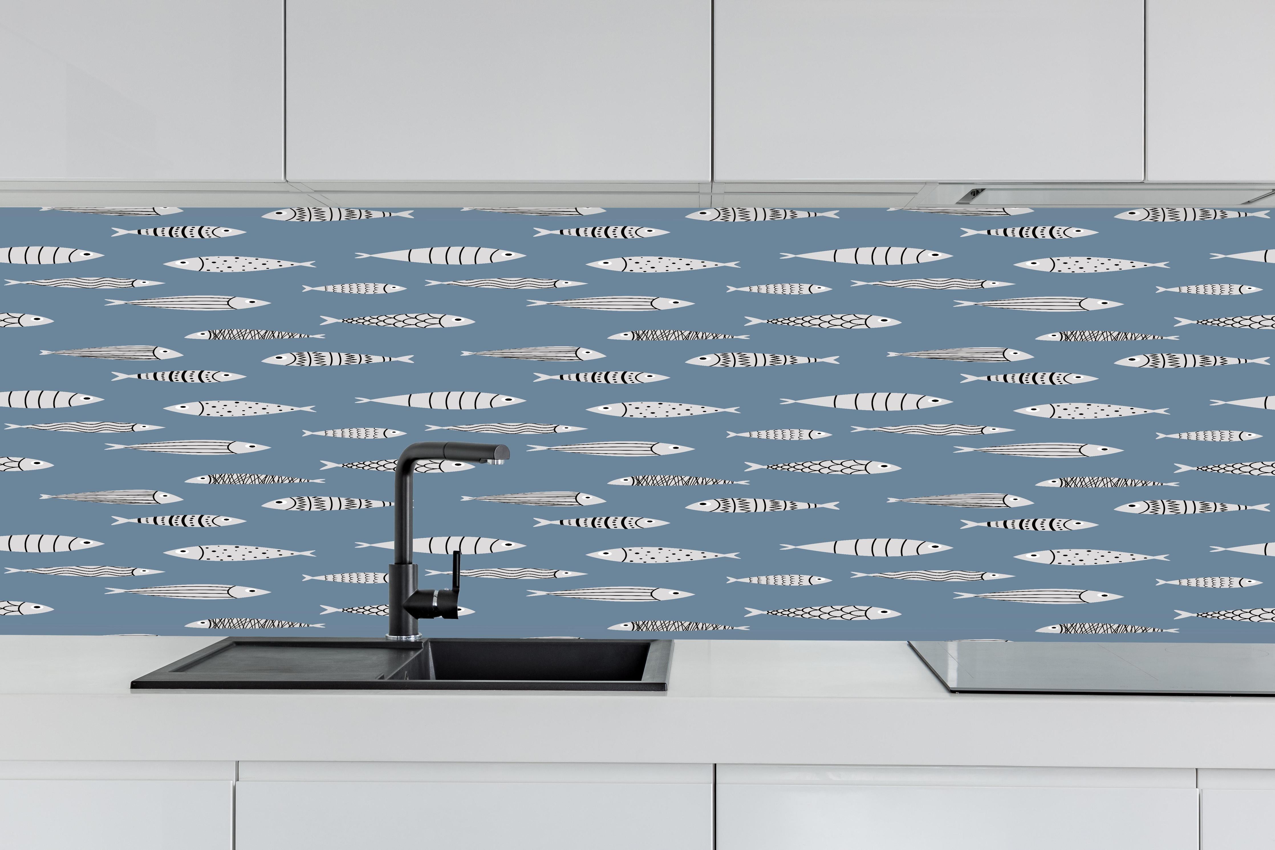 Küche - Blau-Weiß Fischmuster hinter weißen Hochglanz-Küchenregalen und schwarzem Wasserhahn