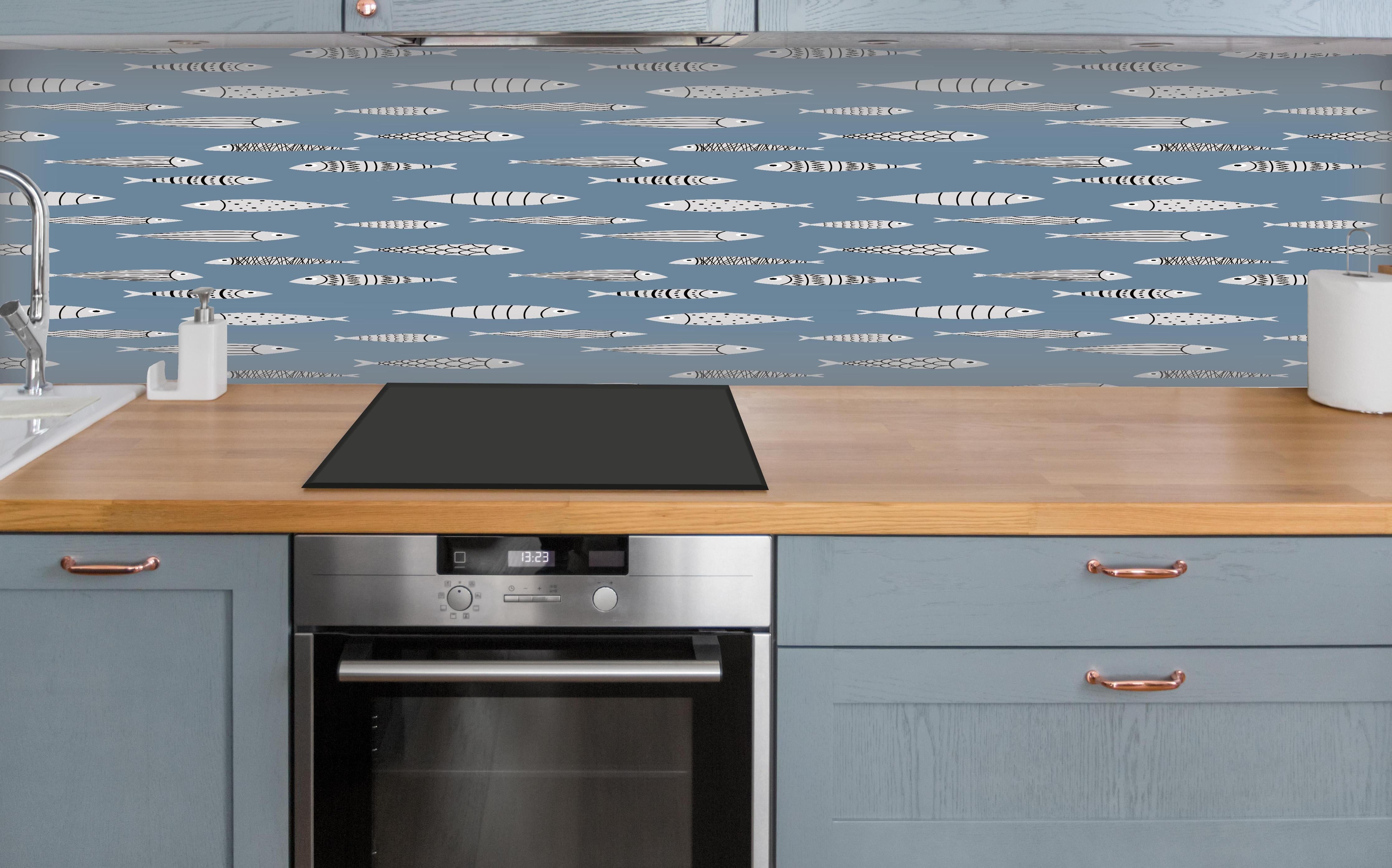 Küche - Blau-Weiß Fischmuster über polierter Holzarbeitsplatte mit Cerankochfeld