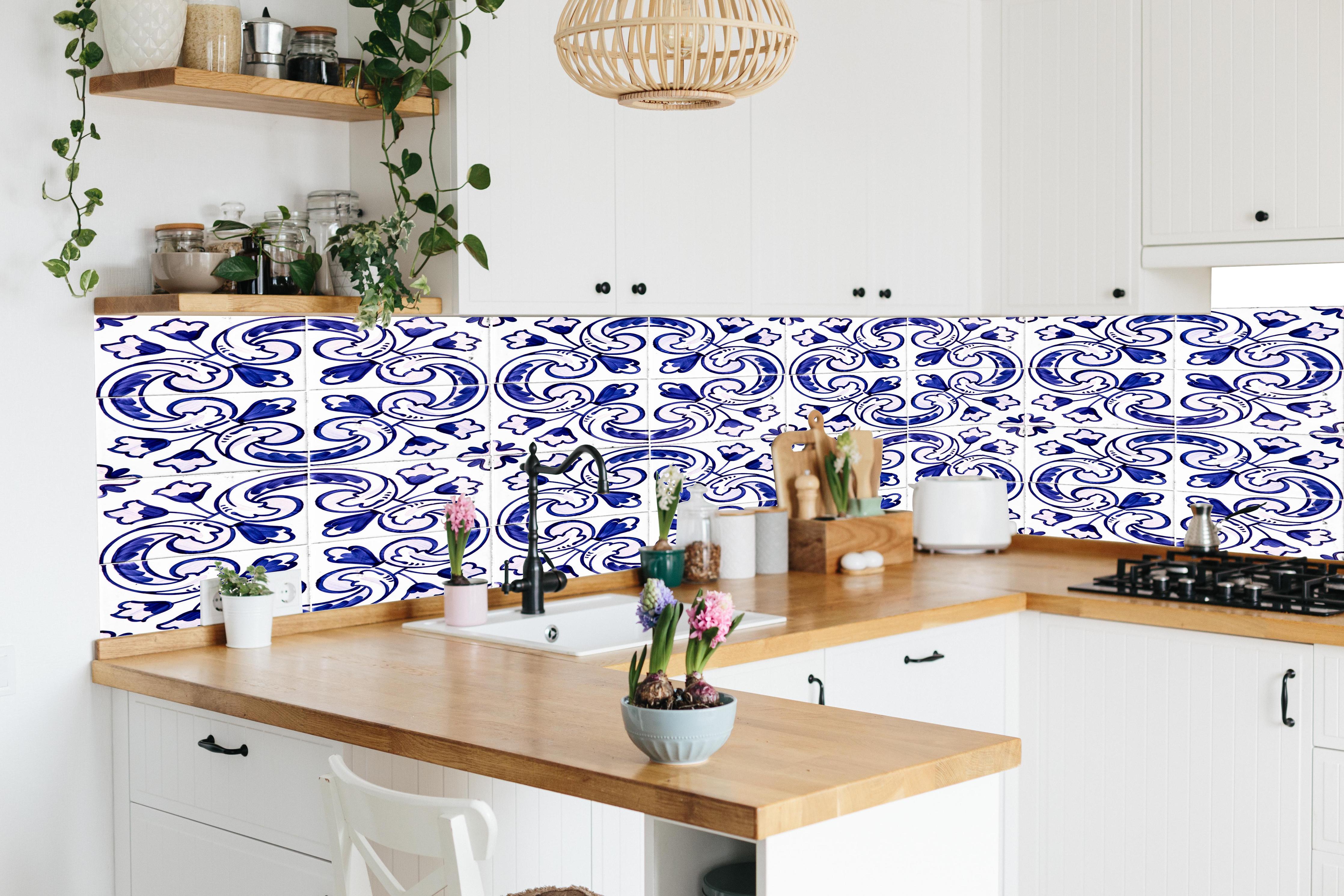 Küche - Blau-Weiß Fliesenmuster in lebendiger Küche mit bunten Blumen