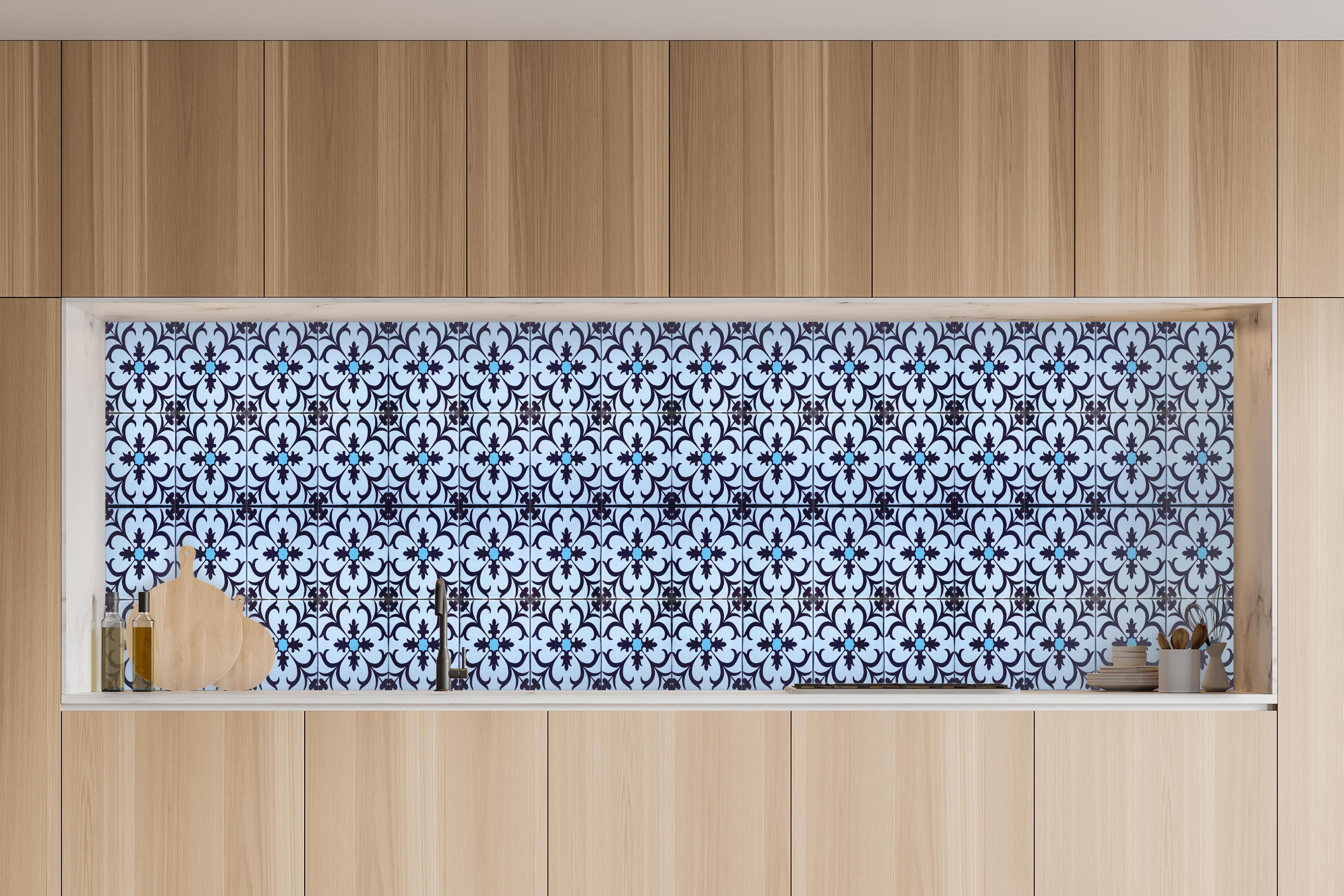 Küche - Blau-Weiße Vintage-Kachelfliesen in charakteristischer Vollholz-Küche mit modernem Gasherd