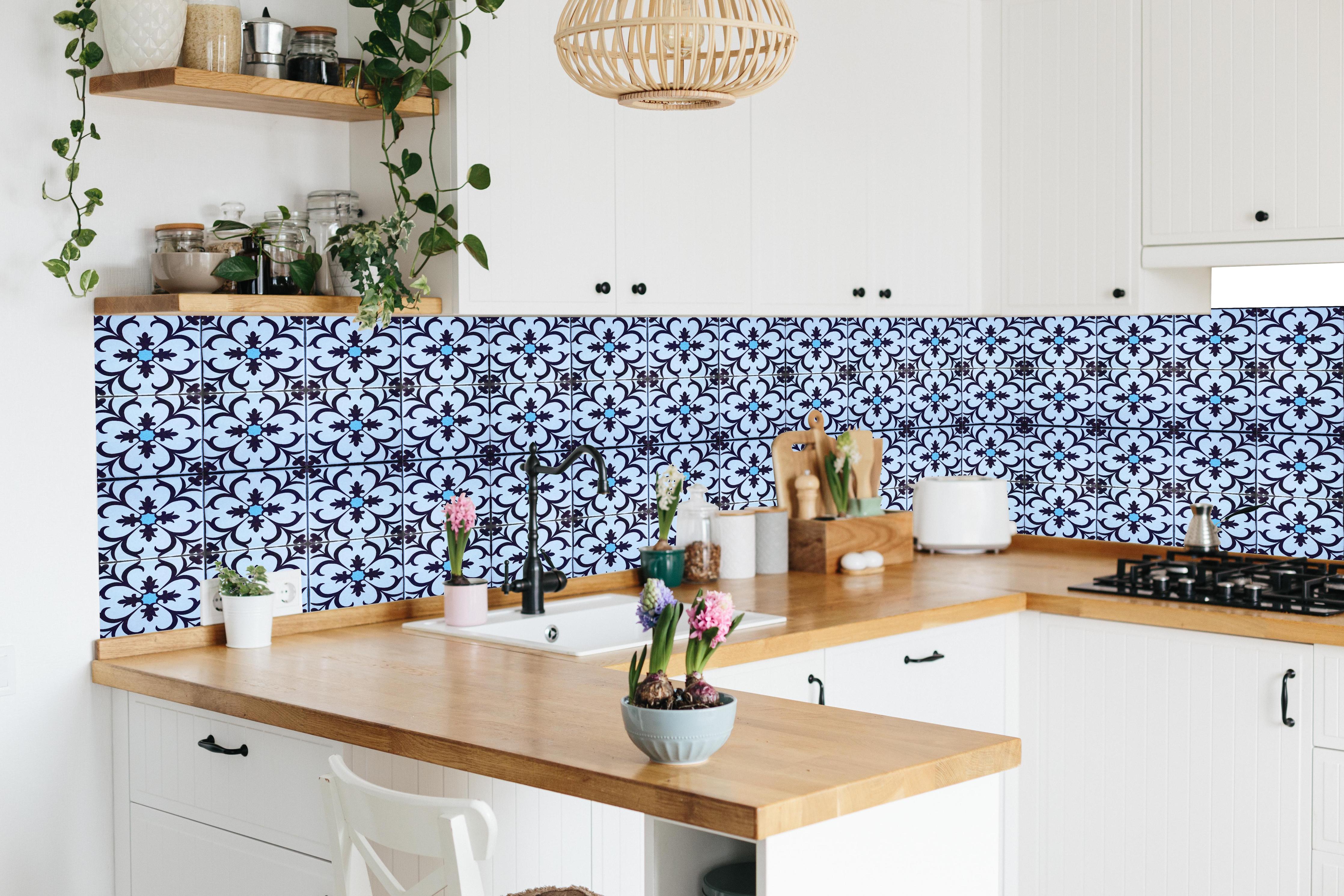 Küche - Blau-Weiße Vintage-Kachelfliesen in lebendiger Küche mit bunten Blumen