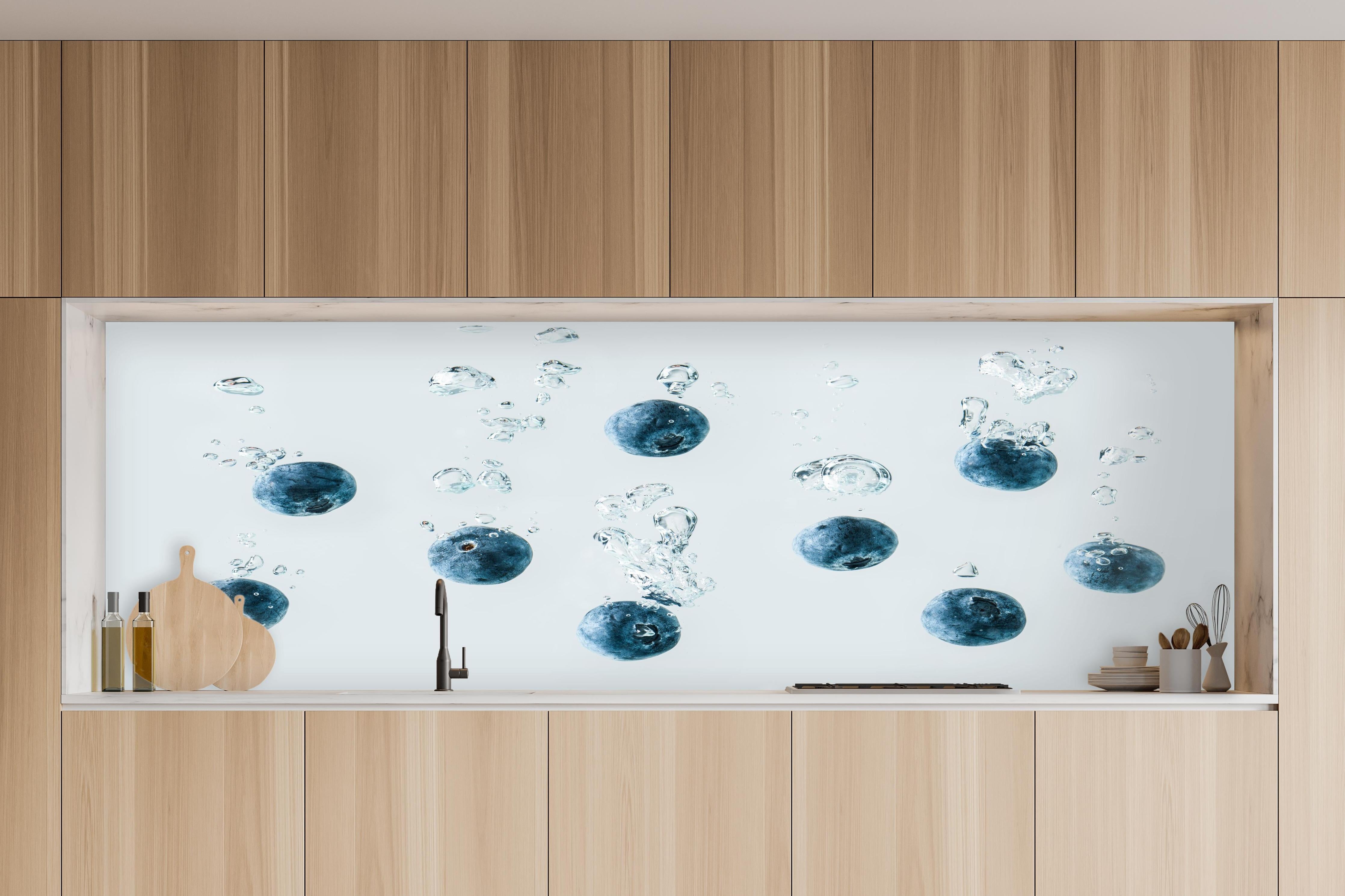 Küche - Blaubeeren im Wassertropfen in charakteristischer Vollholz-Küche mit modernem Gasherd