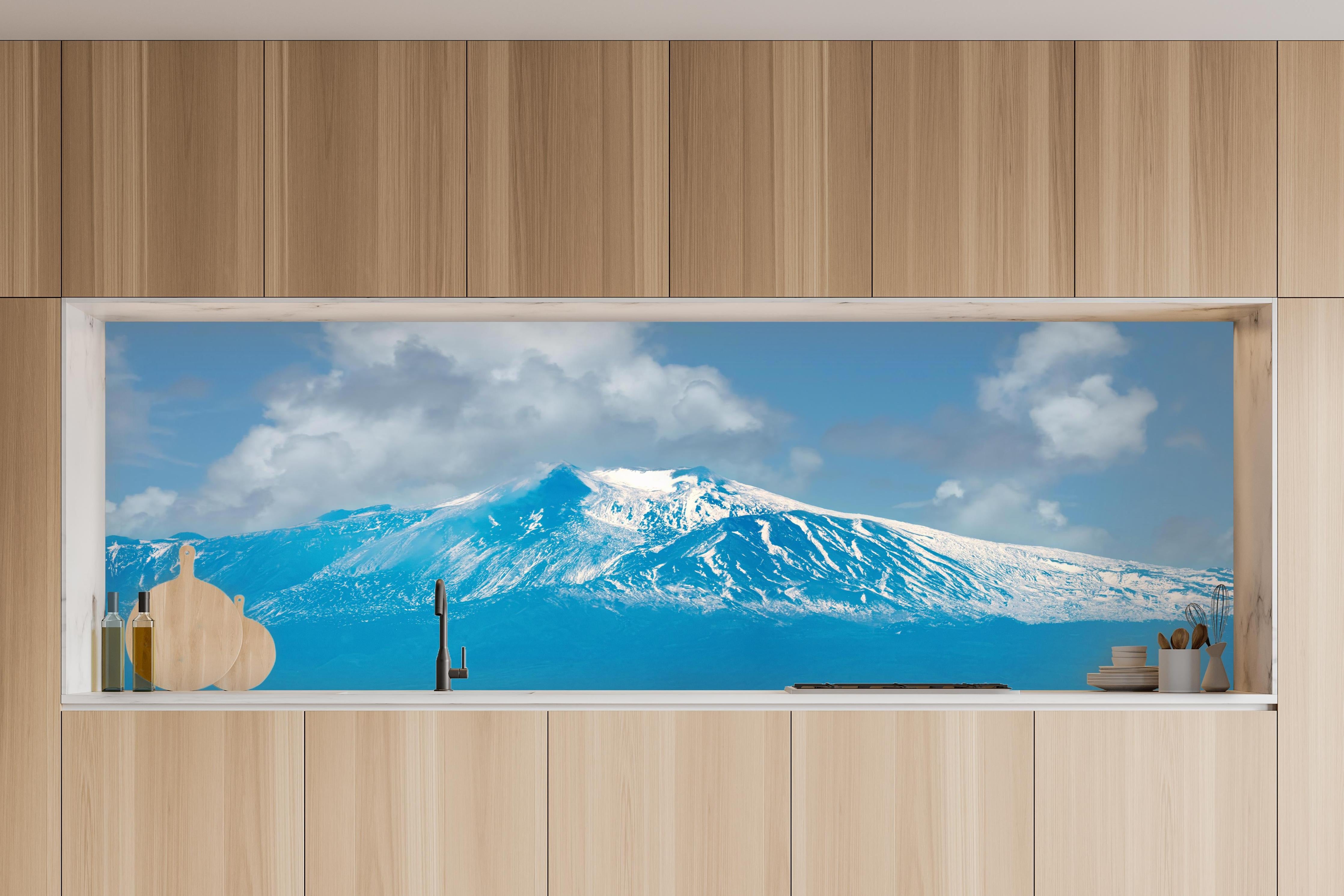 Küche - Blaue Schnee-Berglandschaft in charakteristischer Vollholz-Küche mit modernem Gasherd