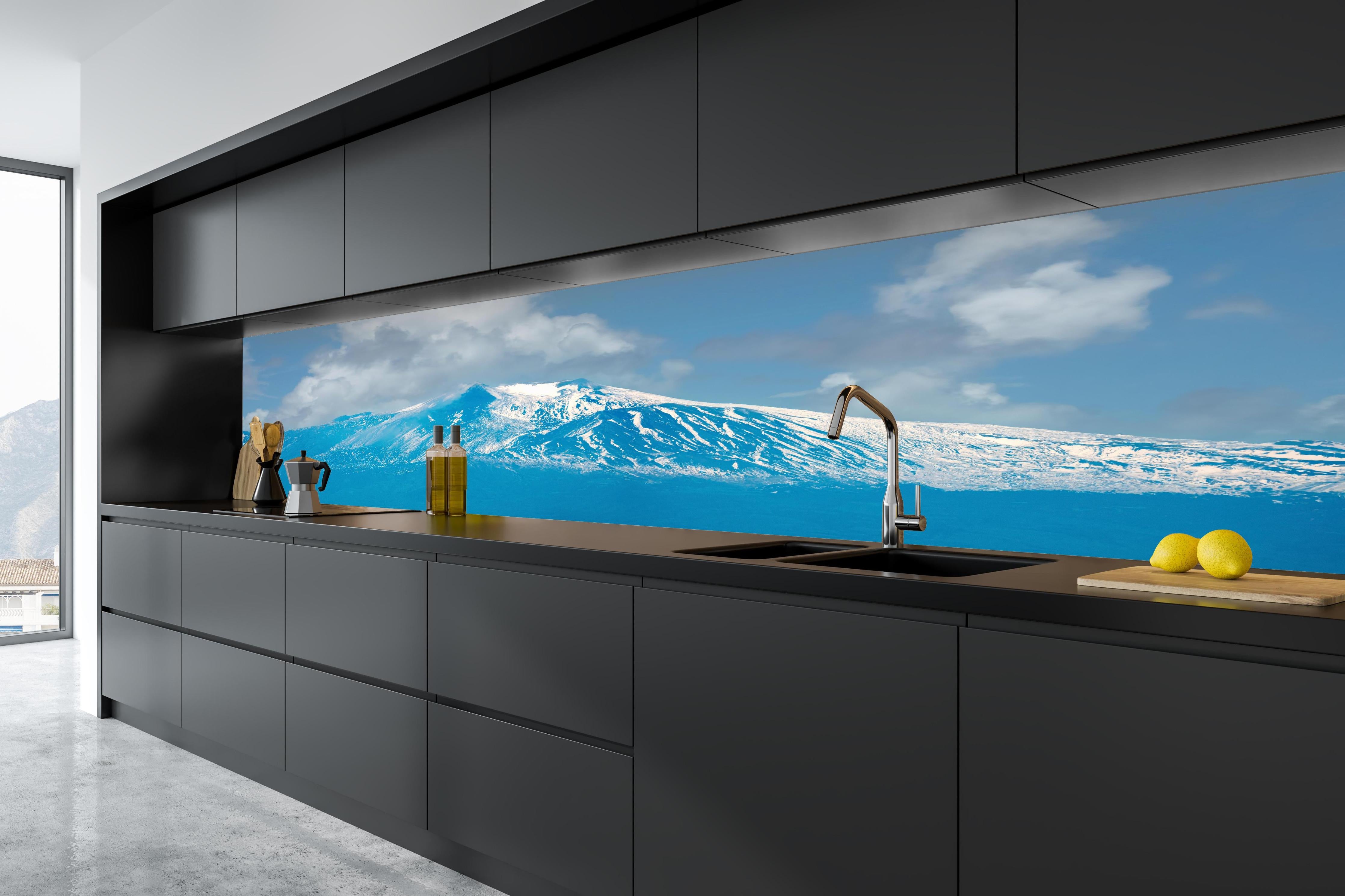 Küche - Blaue Schnee-Berglandschaft in tiefschwarzer matt-premium Einbauküche