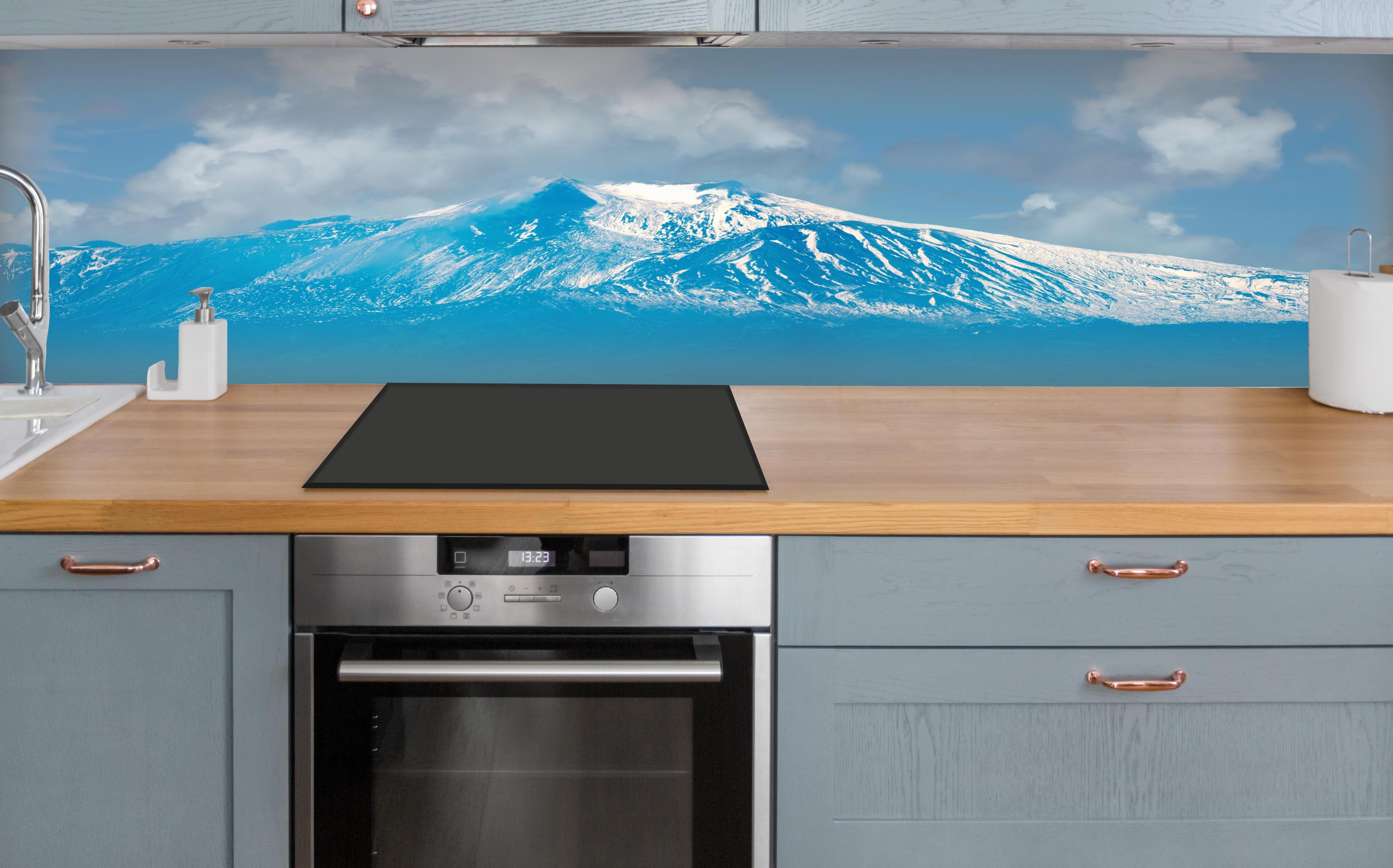 Küche - Blaue Schnee-Berglandschaft über polierter Holzarbeitsplatte mit Cerankochfeld