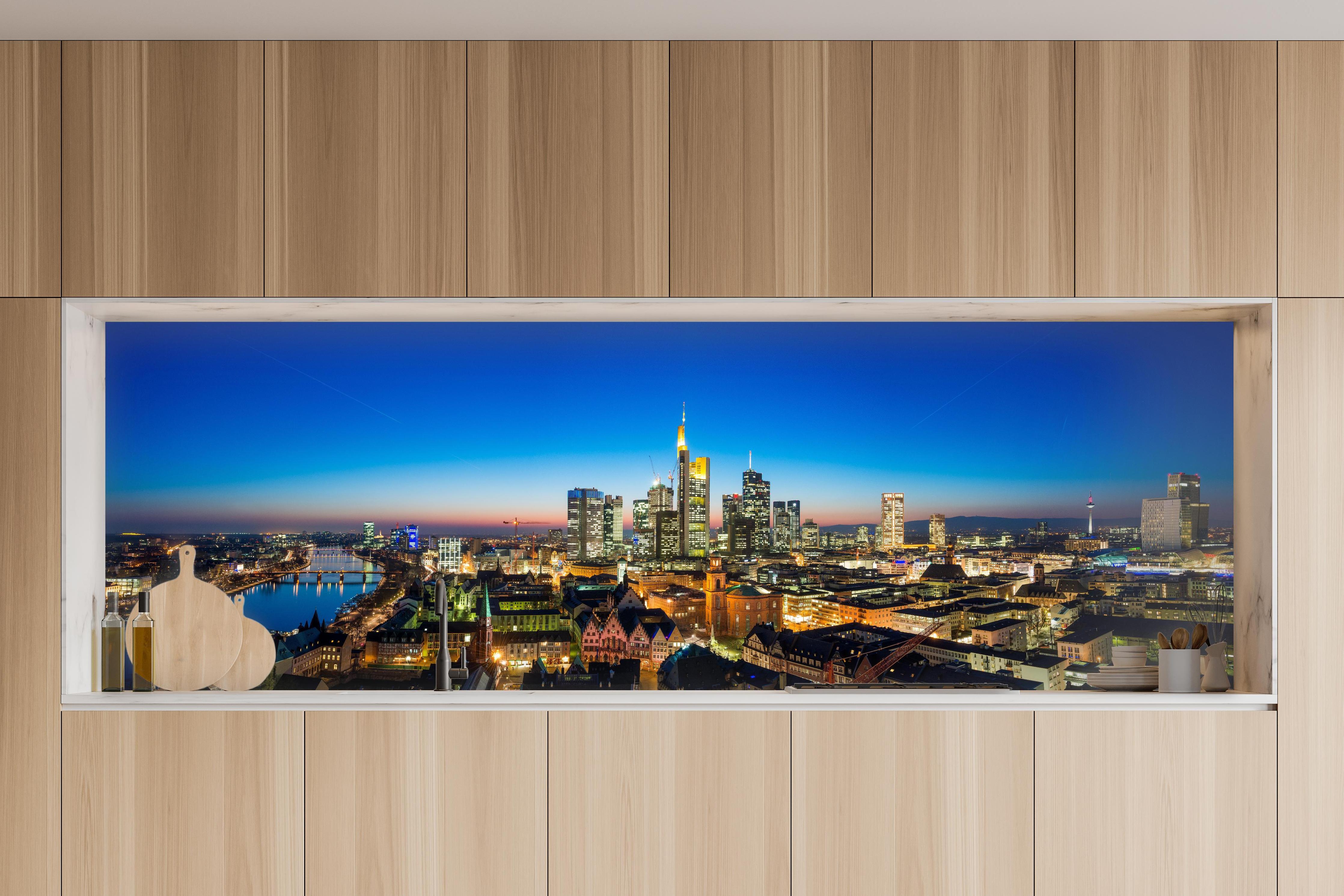 Küche - Blaue Skyline bei Abenddämmerung in charakteristischer Vollholz-Küche mit modernem Gasherd